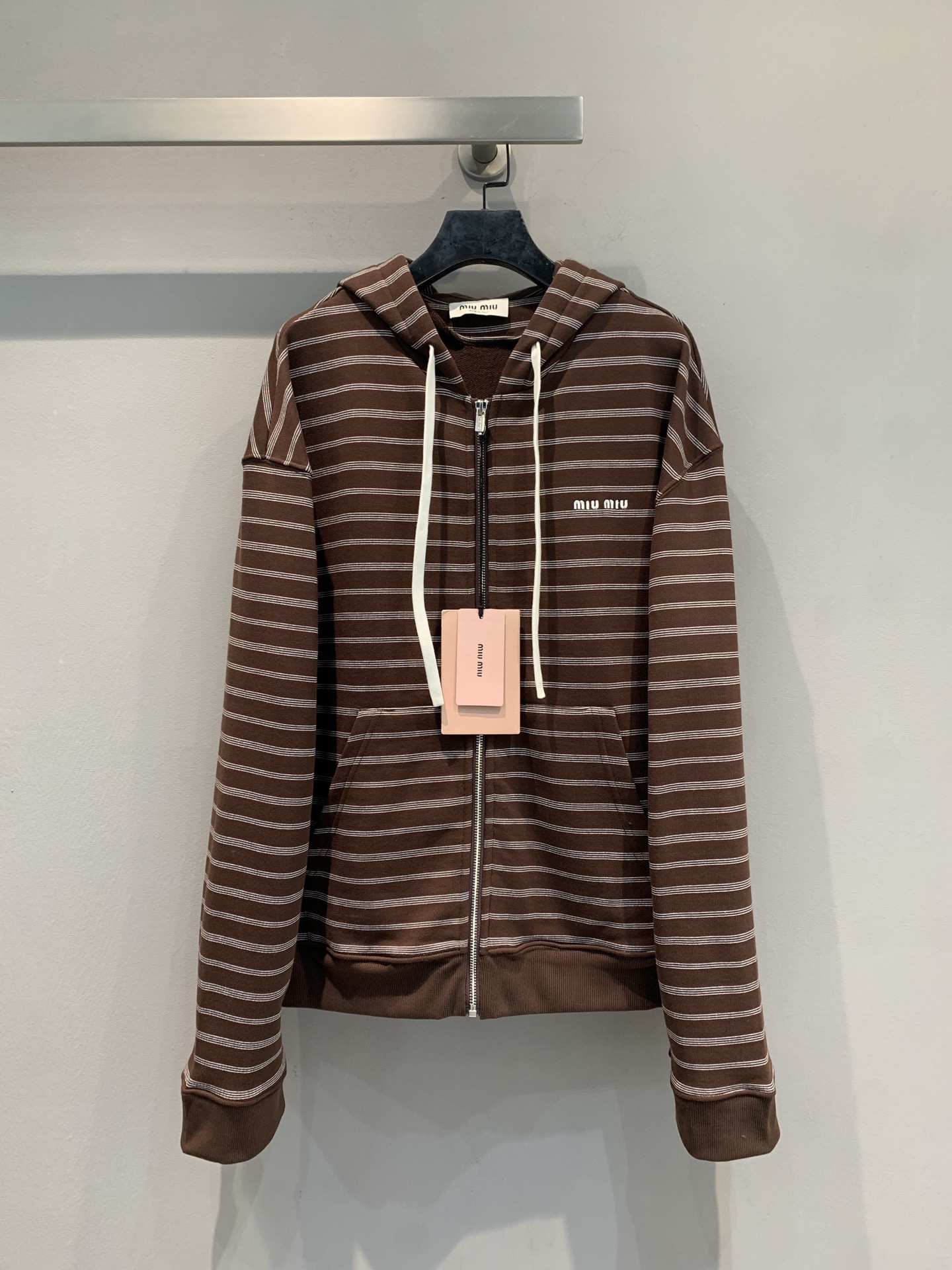 NO:477599,The new model shipped out original development Miumi*2025 early autumn new retro fashionable striped hooded knitted cardigan, classic brown and white striped retro and versatile, the hooded design has a slack feeling, the zipper opening and closing is casual and neat, the small logo on the chest hides exquisite and ingenious ideas, daily layering and single wear is fashionable, easy to grasp lazy and noble, autumn and winter outfits are 'atmosphere' and fashionable and delicate eyes closed~ SML, miumiu, hats, alexander wang19860909新款出货啦原版开发 Miumi*2025早秋新款复古时髦条纹连帽针织开衫,经典棕白条纹复古又百搭,连帽设计自带松弛感,拉链开合随性又利落,胸口小Logo 藏着精致巧思,日常出街叠穿单穿都时髦,轻松拿捏慵懒贵气,秋冬穿搭“氛围感担当” ,时髦精闭眼入~码数SML,,miumiu,hats,alexander wang,Women's clothing