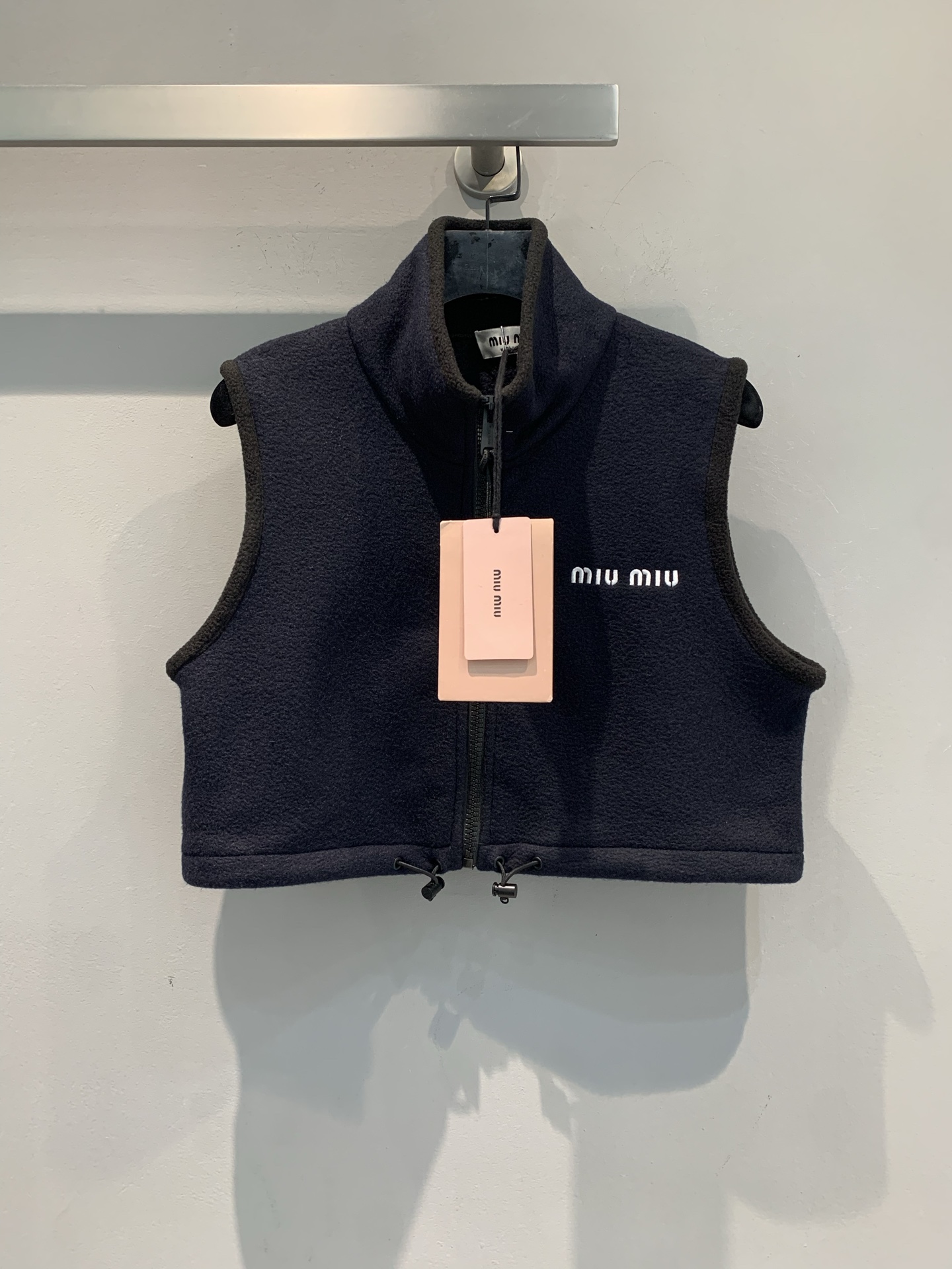 NO:475948,New model is shipped. Original development. Miumi*2025 early autumn new fashionable retro drawstring zipper fleece short vest. Fleece material is soft and skin-friendly, black classic and versatile, stand-up collar design + short cut, lengthening body proportions, hem drawstring hidden tricks, tightening and relaxing feeling when slimming and putting on, wearing fashionable clothes alone, layered shirts/sweatshirts are more outstanding. High-waisted pants and short skirts are excellent, easy to wear to create a sweet and cool rich feeling. SML, miumiu, hoodie, sweatshirts, skirts, alexander wang19860909新款出货啦 原版开发 Miumi*2025早秋新款时髦复古抽绳拉链摇粒绒短款马甲.摇粒绒材质软糯亲肤,黑色经典又百搭,立领设计+短款剪裁,拉长身形比例,下摆抽绳暗藏小心机,收放间拿捏松弛感,单穿时髦炸场,叠穿衬衫/卫衣更出彩 配高腰裤、短裙都绝,轻松穿出甜酷富家千金感.码数SML,,miumiu,hoodie,sweatshirts,skirts,shirts,alexander wang,Women's clothing