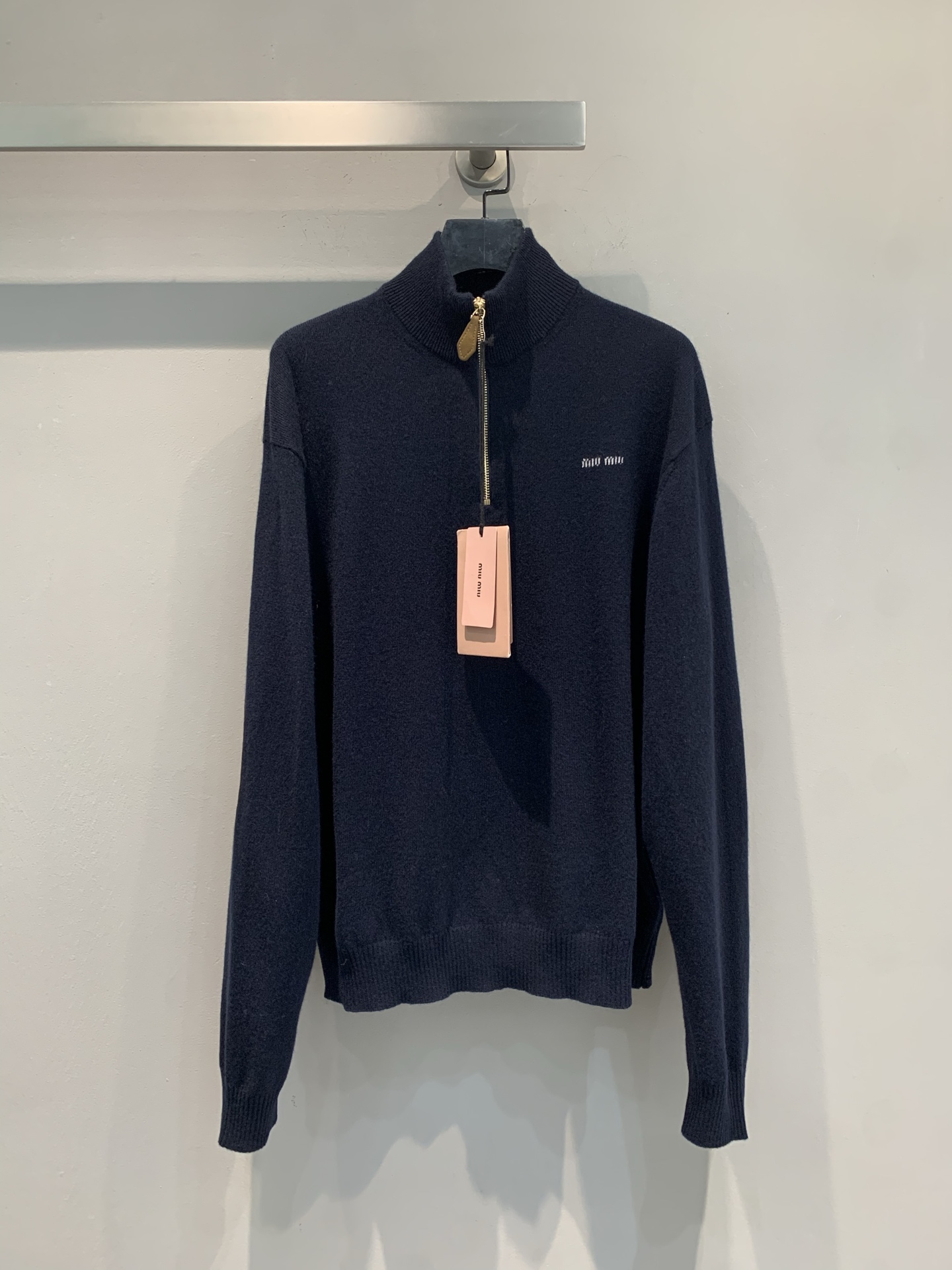 NO:477553,The new model is shipped. Original development. Miumi*2025 autumn and winter new leather brand sleeve half-zipper turtleneck sweater, which is 100% cashmere fabric, skin-friendly and soft, with high-quality texture. The zipper design breaks the monotony, and is easy to put on and take off and can be played with and layered. The small logo is exquisite and not exaggerated, and it has a soft and glutinous texture. The autumn and winter cover is loose and noble, fashionable and practical, and it is online. SML, miumiu, sweaters, alexander wang19860909新款出货啦 原版开发 Miumi*2025秋冬新款皮牌袖半拉链高领毛衣,采用百分百山羊绒面料,亲肤柔软,质感高级.拉链设计打破单调,穿脱方便还能玩叠穿,小Logo 点缀精致不浮夸,软糯质感,秋冬套上就有松弛贵气,时髦与实穿双在线.码数SML,,miumiu,sweaters,alexander wang,Women's clothing