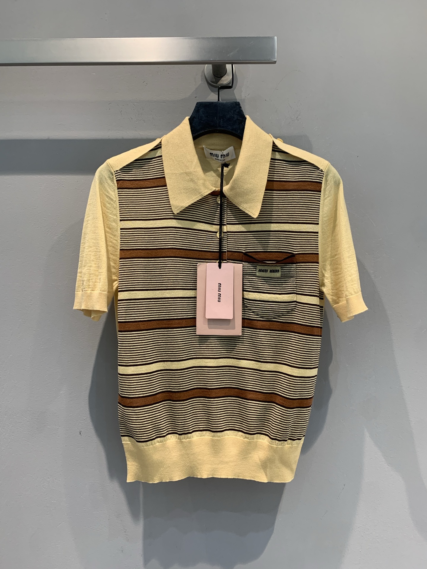 NO:475967,The new model shipped, original development Miumi*2025 early autumn new college style contrast striped wool knitted polo shirt. It uses imported wool fabric, with delicate texture and soft skin-friendly. Soft cream yellow splicing classic stripes, simple and fashionable lapel design, small pockets on the chest hide exquisite and ingenious ideas, and the upper body can grasp the French noble and relaxed feeling in one second, and the high-end product is effortlessly worn, don’t miss the fashionable essence~ SML, miumiu, alexander wang19860909新款出货啦原版开发 Miumi*2025早秋新款学院风撞色条纹羊毛针织polo衫.采用进口绵羊毛面料,质感细腻,亲肤柔软.柔和奶油黄拼接经典条纹,翻领设计简约又时髦,胸口小口袋藏着精致巧思,上身一秒拿捏法式贵气松弛感,穿搭不费力的高级感单品,时髦精别错过~码数SML,,miumiu,alexander wang,Women's clothing