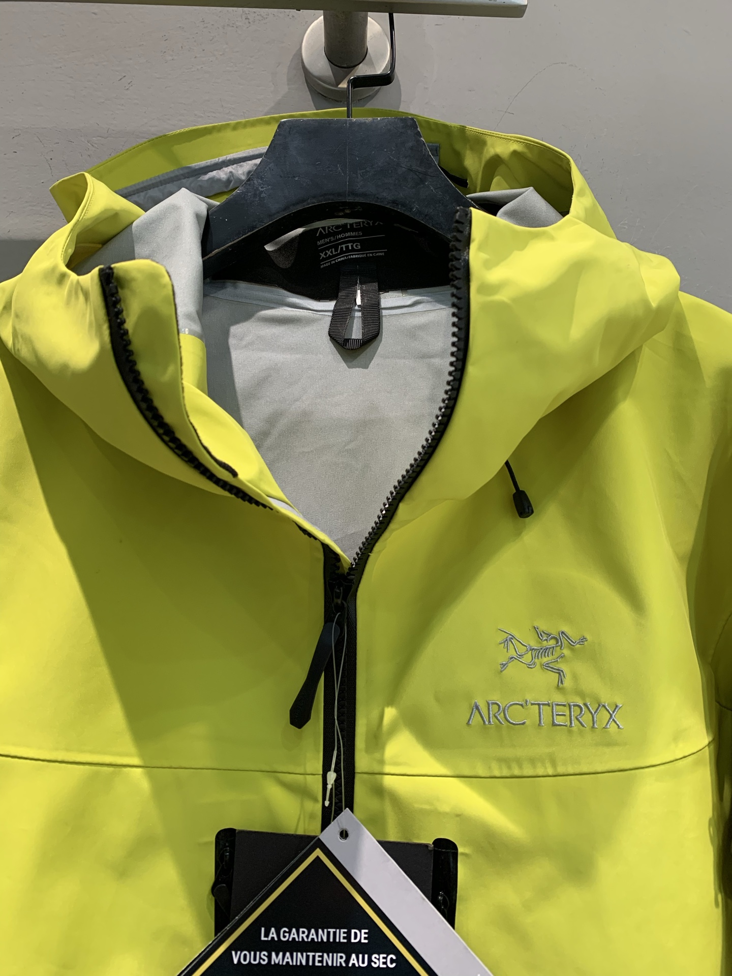 新款🔥出货啦📢 代工厂出品 Arcteryx始祖鸟 ALPHA SV 纯色舒适连帽Logo印花硬壳冲锋衣