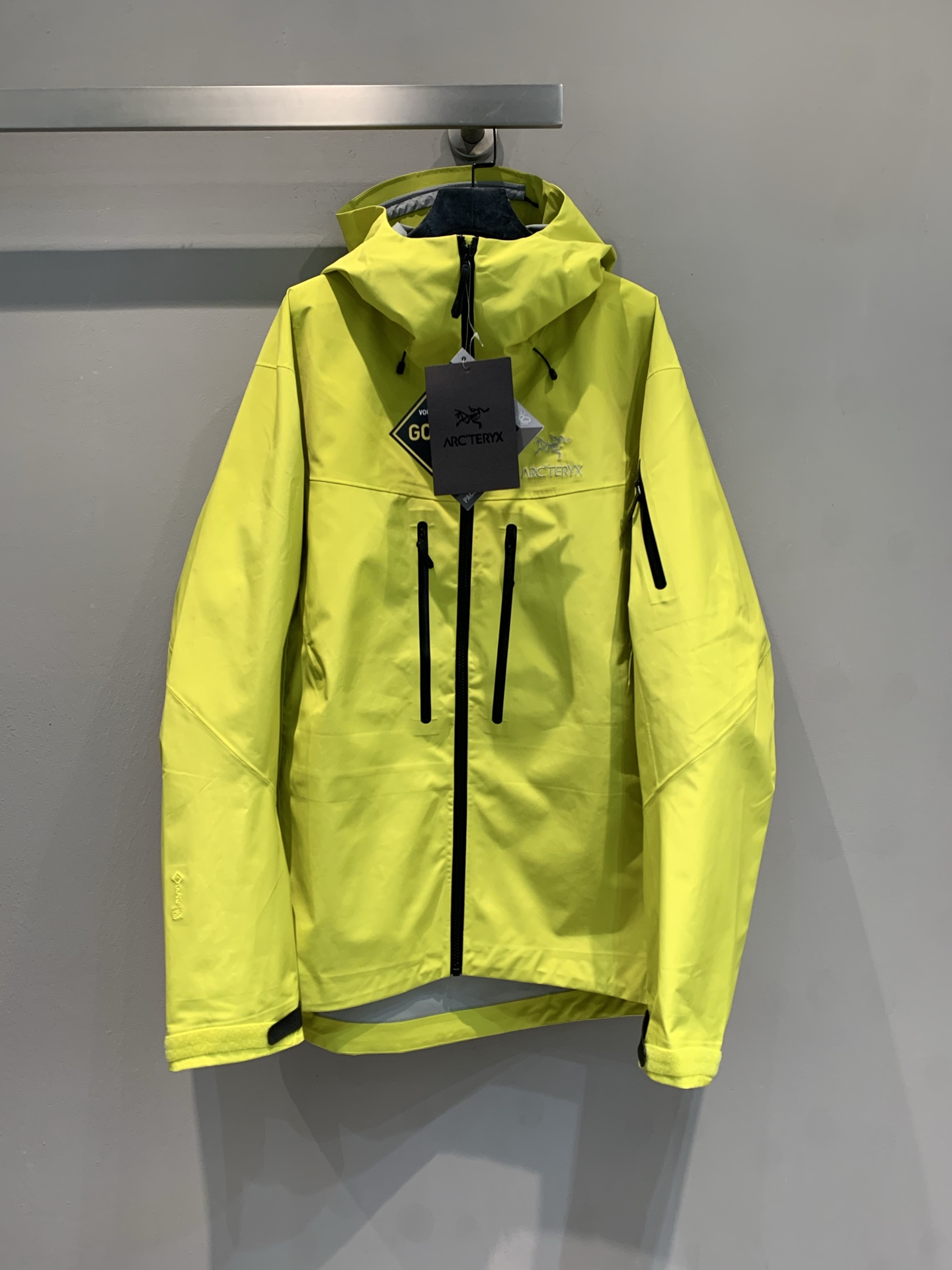 NO:474345,New models are shipped, produced by OEM, Arcteryx ALPHA SV solid color comfortable hooded logo printed hard shell jacket. Alpha sv is a hard shell ceiling, and its functionality is not detailed. It can meet all the needs of the extreme explorers. The new color scheme of the seventh generation is still worth sharing with everyone. Ezi orange should be the brightest and conspicuous color scheme among the new color scheme. When encountering danger, it is convenient for people to search and rescue. Their own outfit attributes are also full, and the color is full of youth and vitality. Don’t hesitate if you like it. The same style for men and women, and the products are complete. S M L XL XXL,,loro pianaarc'teryx,hats,alexander wang19860909新款出货啦 代工厂出品 Arcteryx始祖鸟 ALPHA SV 纯色舒适连帽Logo印花硬壳冲锋衣.alpha sv作为硬壳天花板,功能性就不比赘述了,能满足极限探险者的所有需要,而第七代的新配色还是很值得和大家分享的,埃齐橙应该是新配色中最鲜艳和显眼的配色了,遇到危险也便于其人搜救寻找,本身穿搭属性也拉满,颜色充满年轻和朝气,喜欢别犹豫了,男女同款 商品齐全.码数S M L XL XXL,,loro pianaarc'teryx,hats,alexander wang,Women's clothing