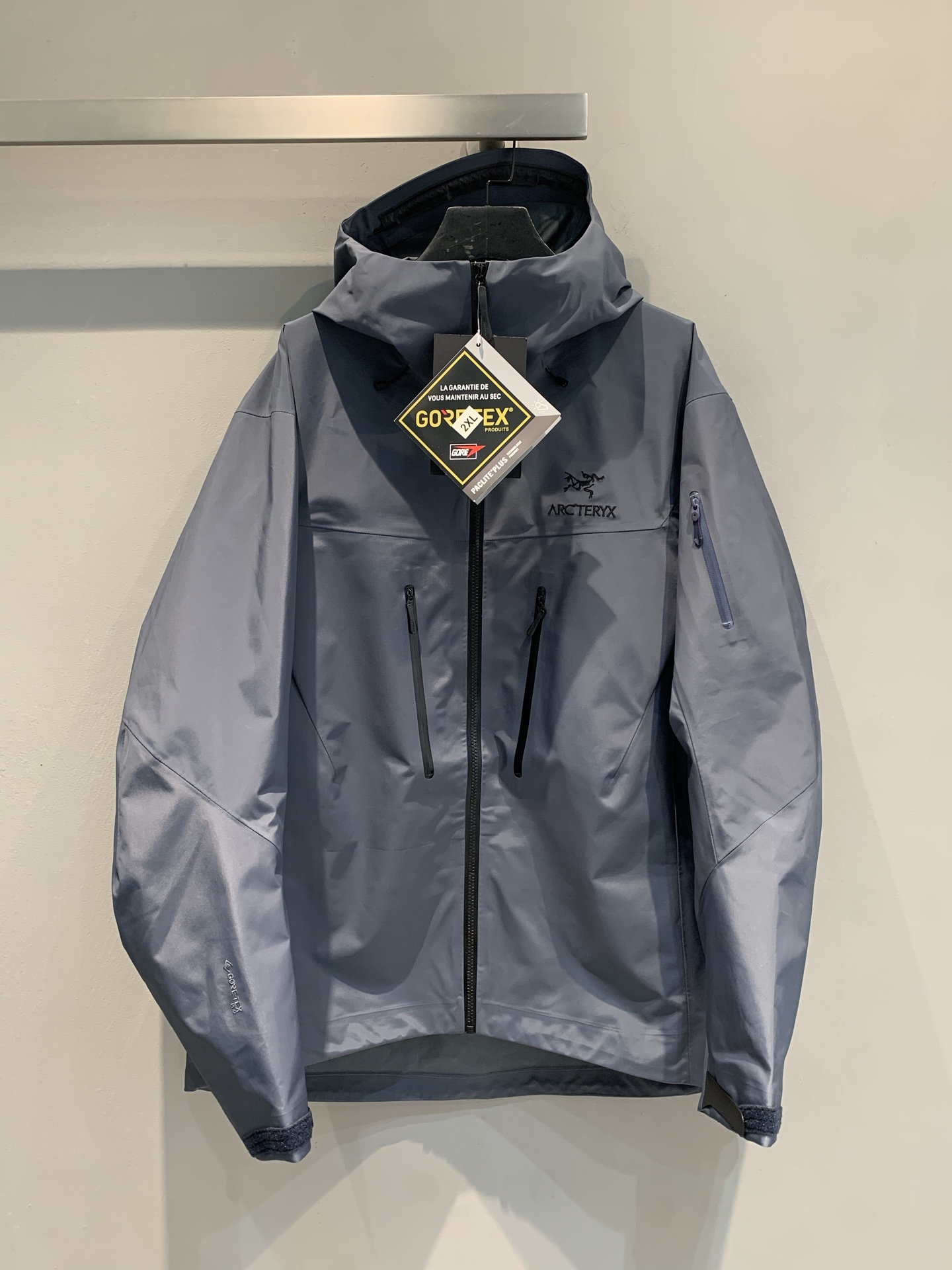 新款🔥出货啦📢 代工厂出品 Arcteryx始祖鸟 ALPHA SV 纯色舒适连帽Logo印花硬壳冲锋衣