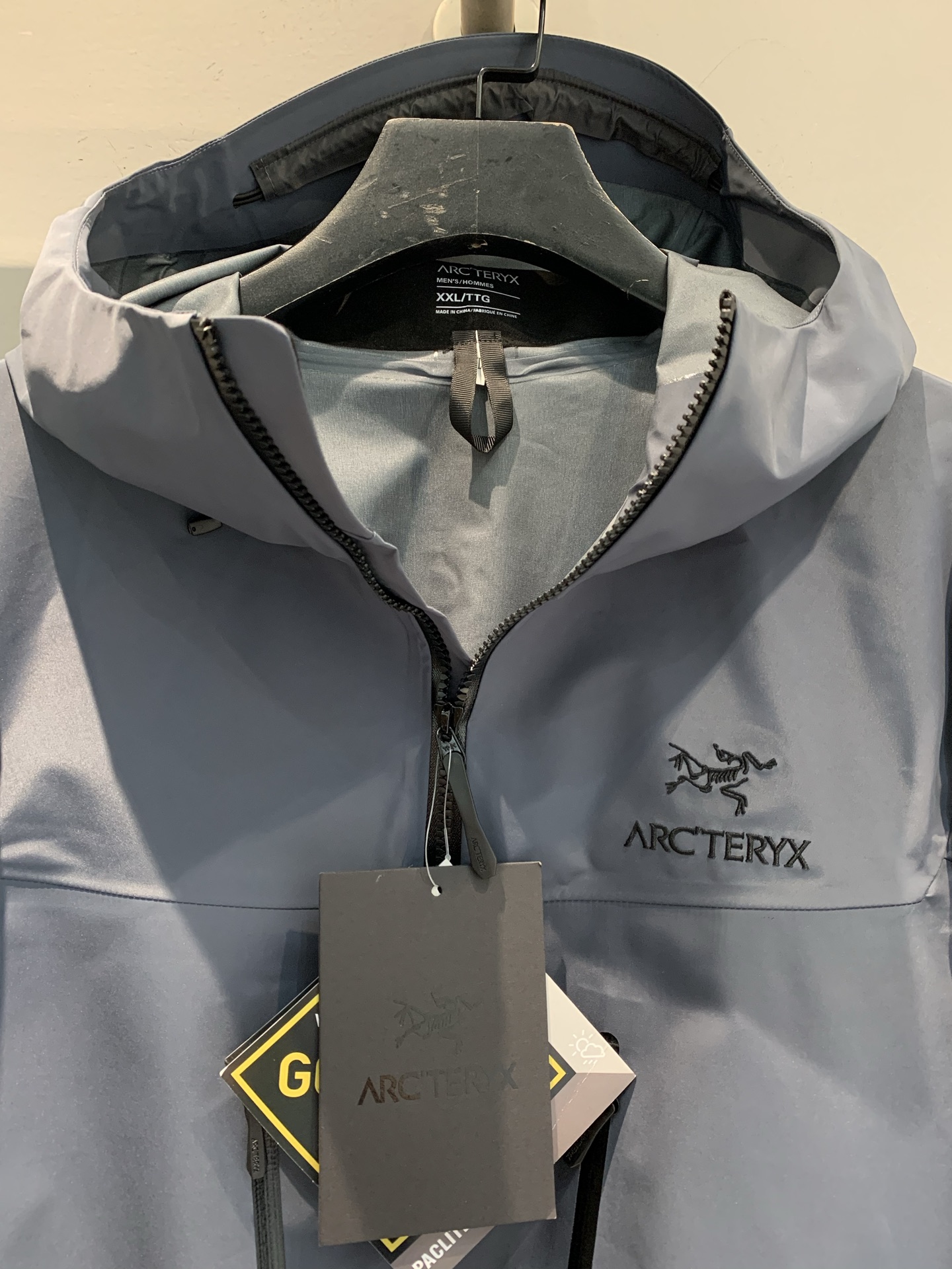 新款🔥出货啦📢 代工厂出品 Arcteryx始祖鸟 ALPHA SV 纯色舒适连帽Logo印花硬壳冲锋衣