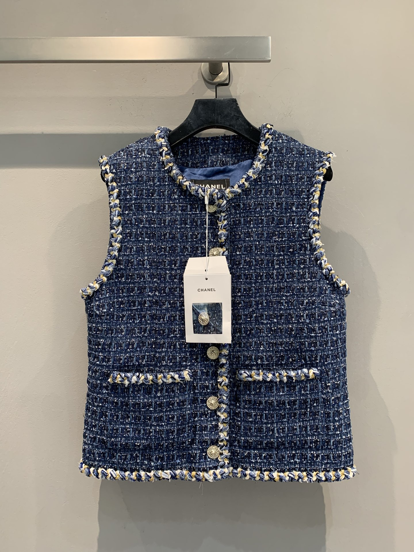 NO:477565,The new model is shipped. Original development. C home 2025 early autumn new contrasting color strip knitted gold button thick tweed vest. Blues knitted comes with French elegance. The piping details are exquisite to the bone. The metal buttons are retro. The sleeveless design is suitable for multi-season outfits. The inner shirt and knit are full of tone. It is a 'little fragrance girl' that is never out of date. The high-end feeling in the closet is a good look. Number of 36 38 40, chanel,shirts,alexander wang19860909新款出货啦 原版开发 C家2025早秋新款撞色彩条编织金扣粗花呢马甲,蓝调编织自带法式优雅,滚边细节精致到骨子里,金属纽扣点睛复古,无袖设计适配多季穿搭,内搭衬衫、针织都腔调拉满 穿上就是永不过时的“小香女孩”,衣橱里的高级感刚需,谁穿谁好看.码数36 38 40,,chanel,shirts,alexander wang,Women's clothing