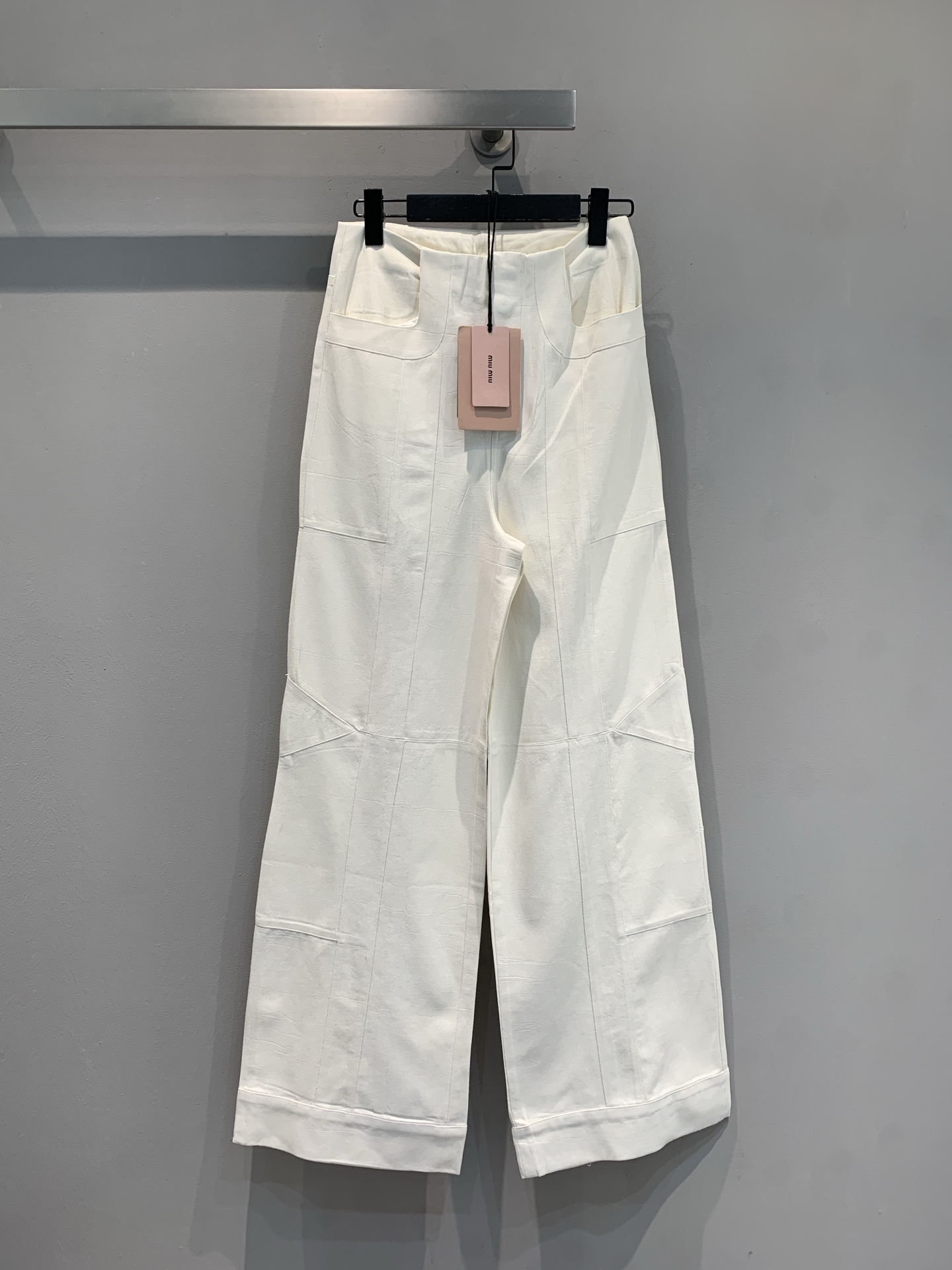 NO:477593,The new model shipped M original development Miumi*2025 early autumn new sports style pressing rubber joint bag wide-leg pants. The splicing design hides clever ideas, loose tailoring is suitable for various figures, walking with style, showing aura, matching simple tops is loose and noble, and personalized items can create fashionable new styles, and you can win every day when wearing it or occasions. A must-have 'leg fine manufacturing machine' for fashionable people's wardrobe ~ SML, miumiu, alexander wang19860909新款出货啦M原版开发 Miumi*2025早秋新款运动风压胶拼接口袋阔腿裤.拼接设计藏巧思,宽松剪裁适配各种身形,走路带风超显气场,搭简约上衣是松弛贵气,配个性单品又能玩出时髦新花样,日常出街or 场合穿搭都能稳赢,时髦人衣柜必备的“腿精制造机”~码数SML,,miumiu,alexander wang,Women's clothing