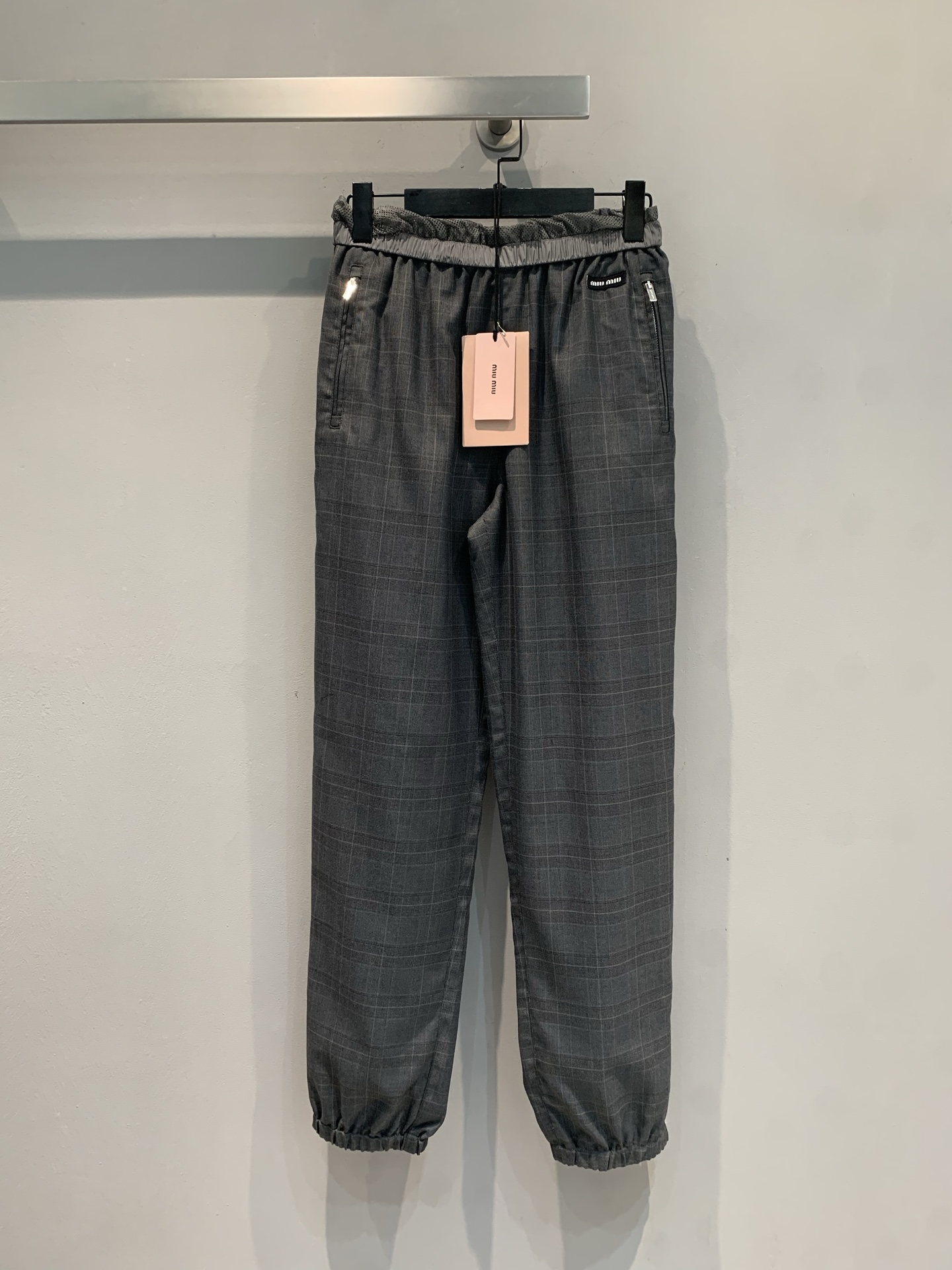 NO:477559,The new model shipped by LaM original development Miumi*2025 early autumn new fashionable retro plaid wool tying pants, classic gray plaid with a retro tone, elastic waist design is comfortable and comfortable, the tying style is neat and hidden, the details are embellished, and the high-end feel is full. Every day, sweatshirts and shirts are superb, lazy and fashionable one-click get, autumn and winter outfits are 'universal matches', close your eyes and you can't make mistakes~ SML, miumiu, hoodie, sweatshirts, shirts, alexander wang19860909新款出货啦M原版开发 Miumi*2025早秋新款时髦复古格纹羊毛束脚裤,经典灰格自带复古腔调,松紧腰设计舒适不勒,束脚版型利落又藏肉,细节小标点缀,高级感拉满.日常出街搭卫衣、衬衫都超绝,慵懒时髦一键get,秋冬穿搭“万能搭子” ,闭眼入不出错~码数SML,,miumiu,hoodie,sweatshirts,shirts,alexander wang,Women's clothing
