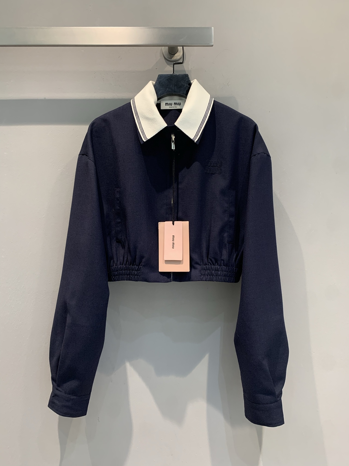 NO:477580,The new model shipped out original development Miumi*2025 early autumn new college style contrast collar zipper short wool jacket. It uses imported wool fabric, with delicate texture and crisp style. The contrast collar lapel has a college feel, the zipper design is mixed and matched with slack and neat, and the waist-closing tailoring outlines the waist, retro and fashionable, suitable for various bottoms, easy to layer, it is the king of outfits that coexist with autumn atmosphere and exquisiteness. SML, miumiu, jackets & coats, alexander wang19860909新款出货啦原版开发 Miumi*2025早秋新款学院风撞色领拉链短款羊毛外套.采用进口绵羊毛面料,质感细腻,版型挺括.撞色翻领自带学院感,拉链设计混搭松弛与利落,收腰剪裁勾勒腰肢,复古又时髦,适配各种下装,轻松叠穿出彩,是秋日氛围感与精致感并存的穿搭王炸 .码数SML,,miumiu,jackets & coats,alexander wang,Women's clothing