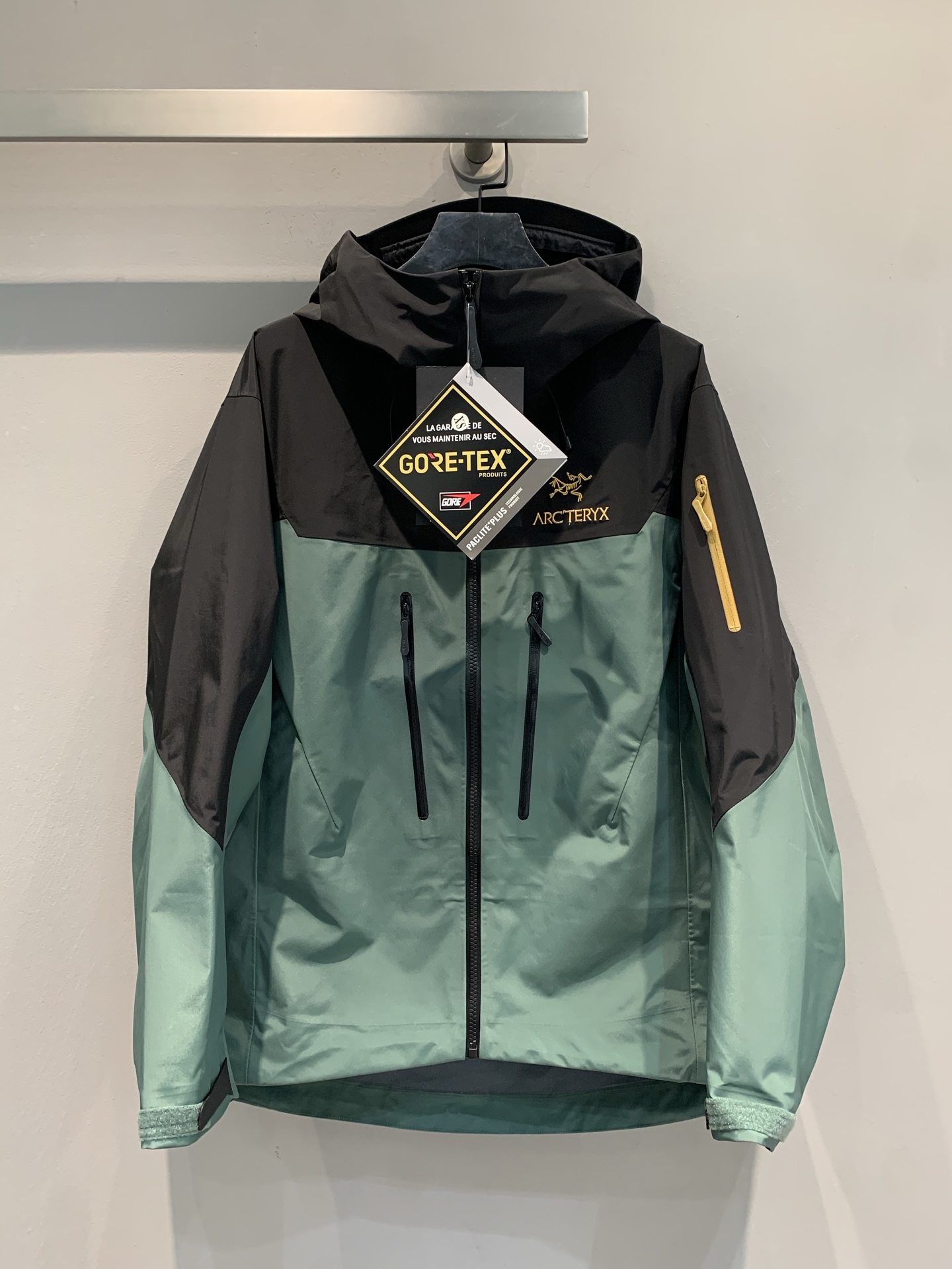 NO:474376,New style shipped by the OEM factory Arcteryx Archaeological Bird ALPHA SV Solid color comfortable hooded logo printed hard shell jacket. Alpha sv is a hard shell ceiling, and its functionality is not detailed. It can meet all the needs of the extreme explorers. The new color scheme of the seventh generation is still worth sharing with everyone. Ezi orange should be the brightest and most conspicuous color scheme in the new color scheme. When encountering danger, it is convenient for people to search and rescue. Their own outfit attributes are also full, and the color is full of youth and vitality. Don’t hesitate if you like it. The same style for men and women, and the products are complete. S M L XL XXL,,loro pianaarc'teryx,hats,alexander wang19860909新款出货啦代工厂出品 Arcteryx始祖鸟 ALPHA SV 纯色舒适连帽Logo印花硬壳冲锋衣.alpha sv作为硬壳天花板,功能性就不比赘述了,能满足极限探险者的所有需要,而第七代的新配色还是很值得和大家分享的,埃齐橙应该是新配色中最鲜艳和显眼的配色了,遇到危险也便于其人搜救寻找,本身穿搭属性也拉满,颜色充满年轻和朝气,喜欢别犹豫了,男女同款 商品齐全.码数S M L XL XXL,,loro pianaarc'teryx,hats,alexander wang,Women's clothing