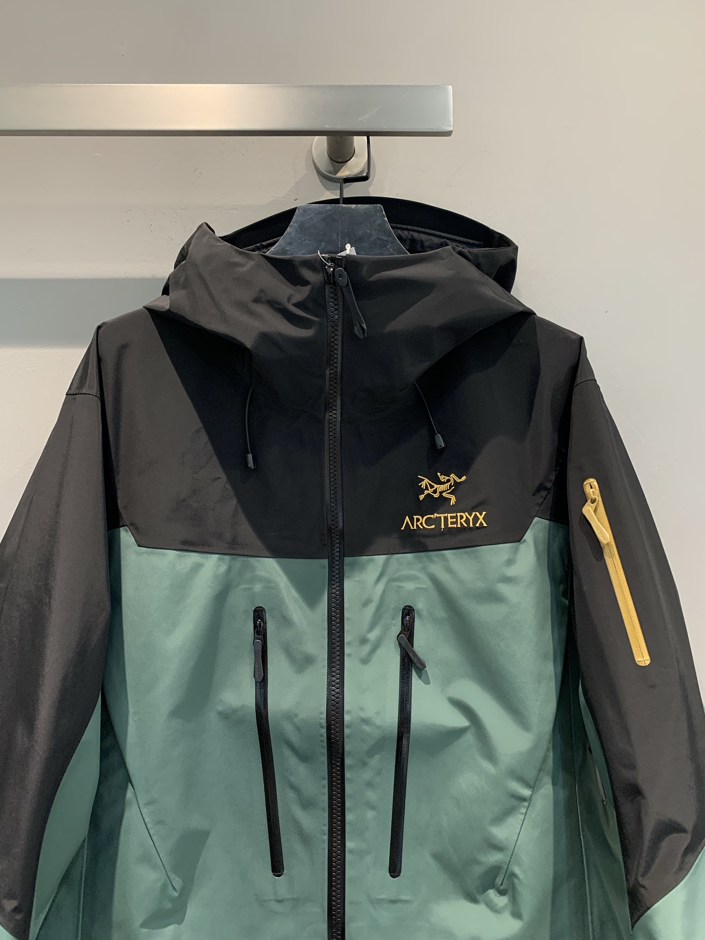 新款🔥出货啦📢 代工厂出品 Arcteryx始祖鸟 ALPHA SV 纯色舒适连帽Logo印花硬壳冲锋衣