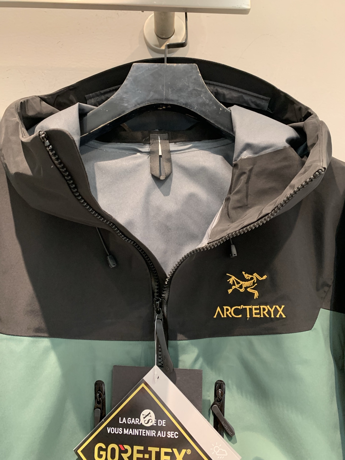 新款🔥出货啦📢 代工厂出品 Arcteryx始祖鸟 ALPHA SV 纯色舒适连帽Logo印花硬壳冲锋衣
