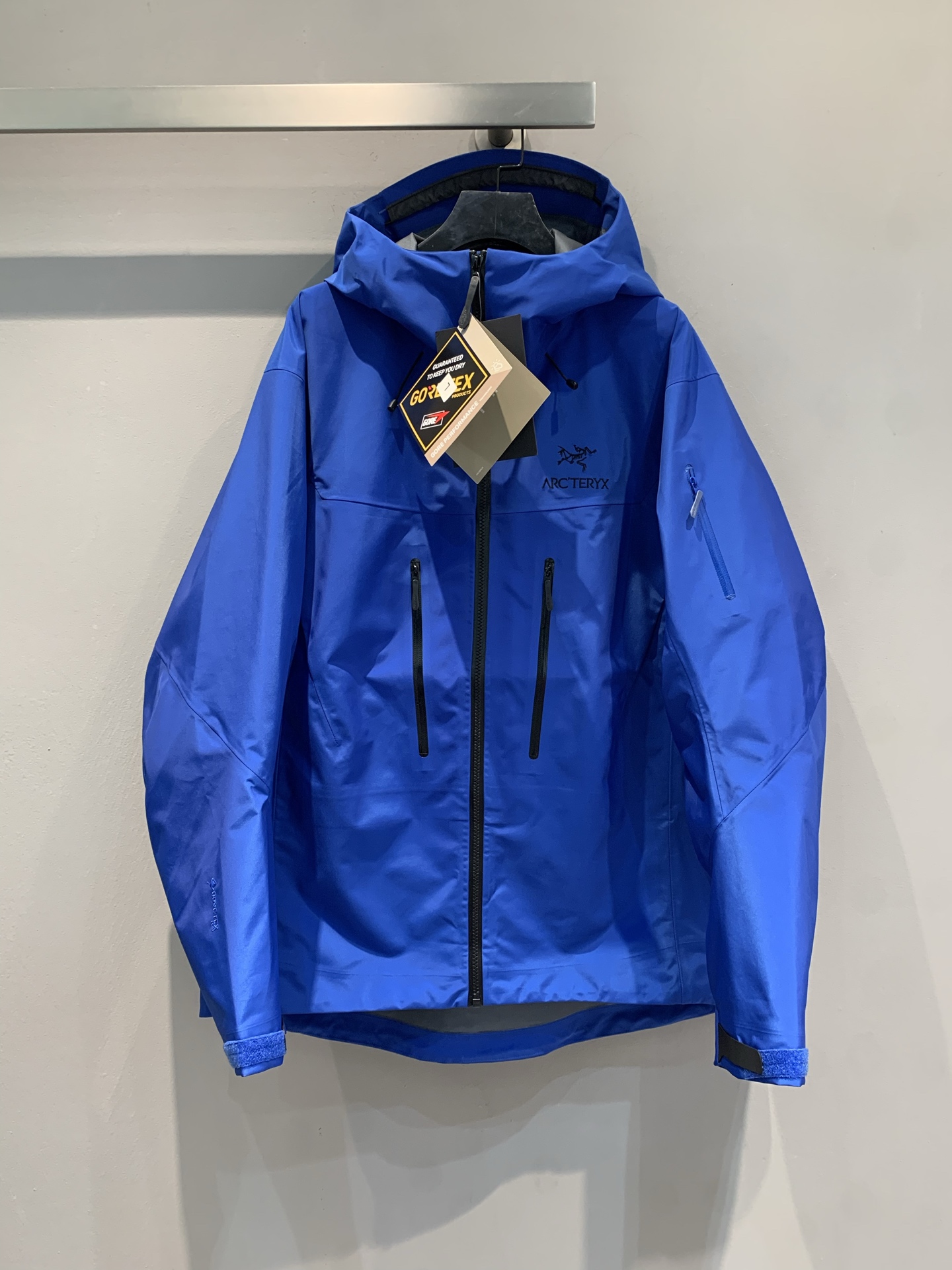 NO:474379,New models are shipped, produced by OEM, Arcteryx ALPHA SV solid color comfortable hooded logo printed hard shell jacket. Alpha sv is a hard shell ceiling, and its functionality is not detailed. It can meet all the needs of the extreme explorers. The new color scheme of the seventh generation is still worth sharing with everyone. Ezi orange should be the brightest and conspicuous color scheme among the new color scheme. When encountering danger, it is convenient for people to search and rescue. Their own outfit attributes are also full, and the color is full of youth and vitality. Don’t hesitate if you like it. The same style for men and women, and the products are complete. S M L XL XXL,,loro pianaarc'teryx,hats,alexander wang19860909新款出货啦 代工厂出品 Arcteryx始祖鸟 ALPHA SV 纯色舒适连帽Logo印花硬壳冲锋衣.alpha sv作为硬壳天花板,功能性就不比赘述了,能满足极限探险者的所有需要,而第七代的新配色还是很值得和大家分享的,埃齐橙应该是新配色中最鲜艳和显眼的配色了,遇到危险也便于其人搜救寻找,本身穿搭属性也拉满,颜色充满年轻和朝气,喜欢别犹豫了,男女同款 商品齐全.码数S M L XL XXL,,loro pianaarc'teryx,hats,alexander wang,Women's clothing