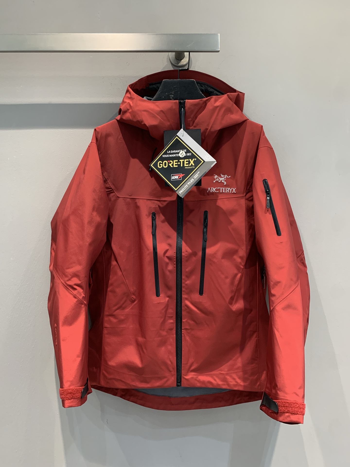 新款🔥出货啦📢 代工厂出品 Arcteryx始祖鸟 ALPHA SV 纯色舒适连帽Logo印花硬壳冲锋衣