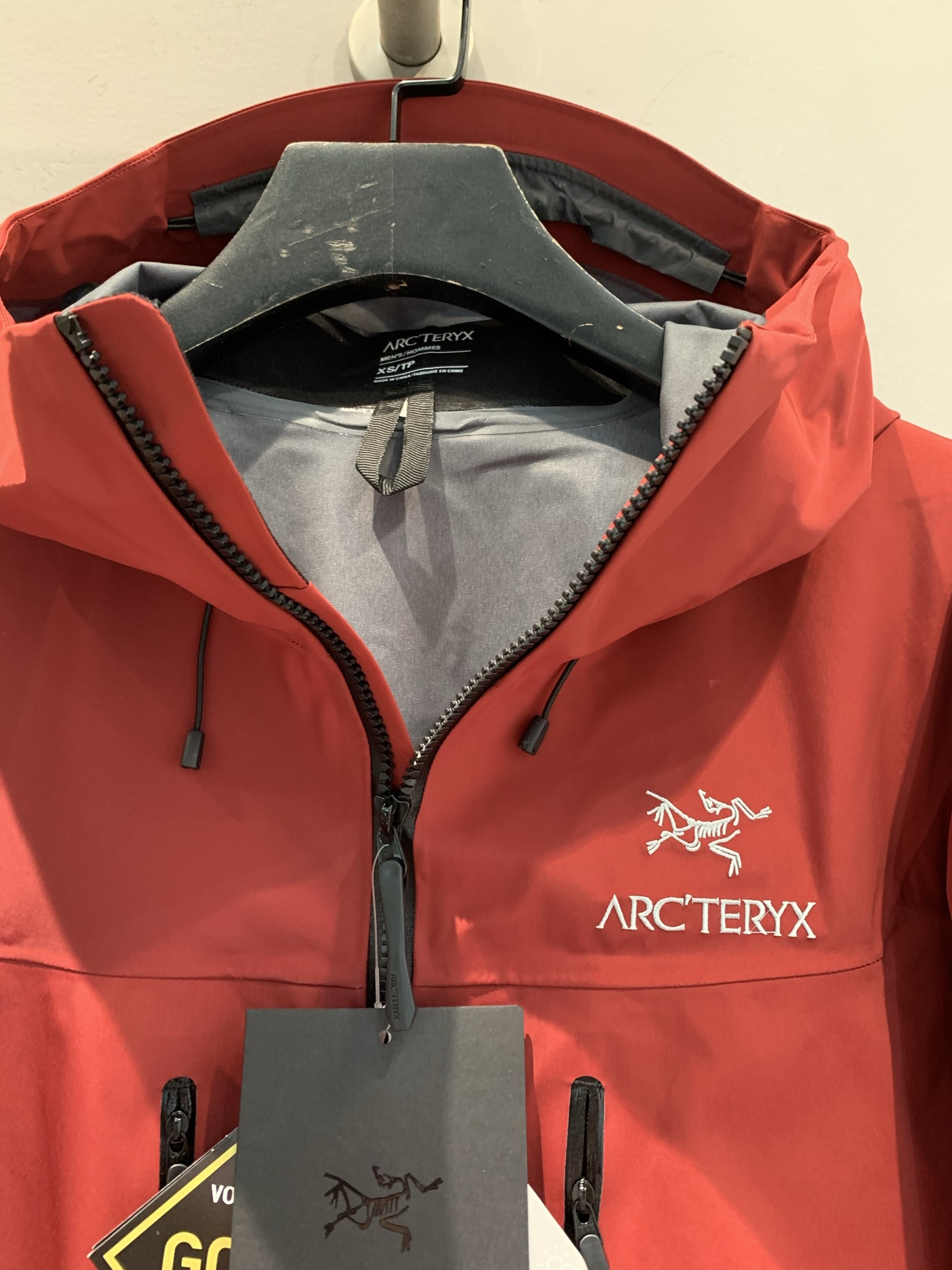 新款🔥出货啦📢 代工厂出品 Arcteryx始祖鸟 ALPHA SV 纯色舒适连帽Logo印花硬壳冲锋衣