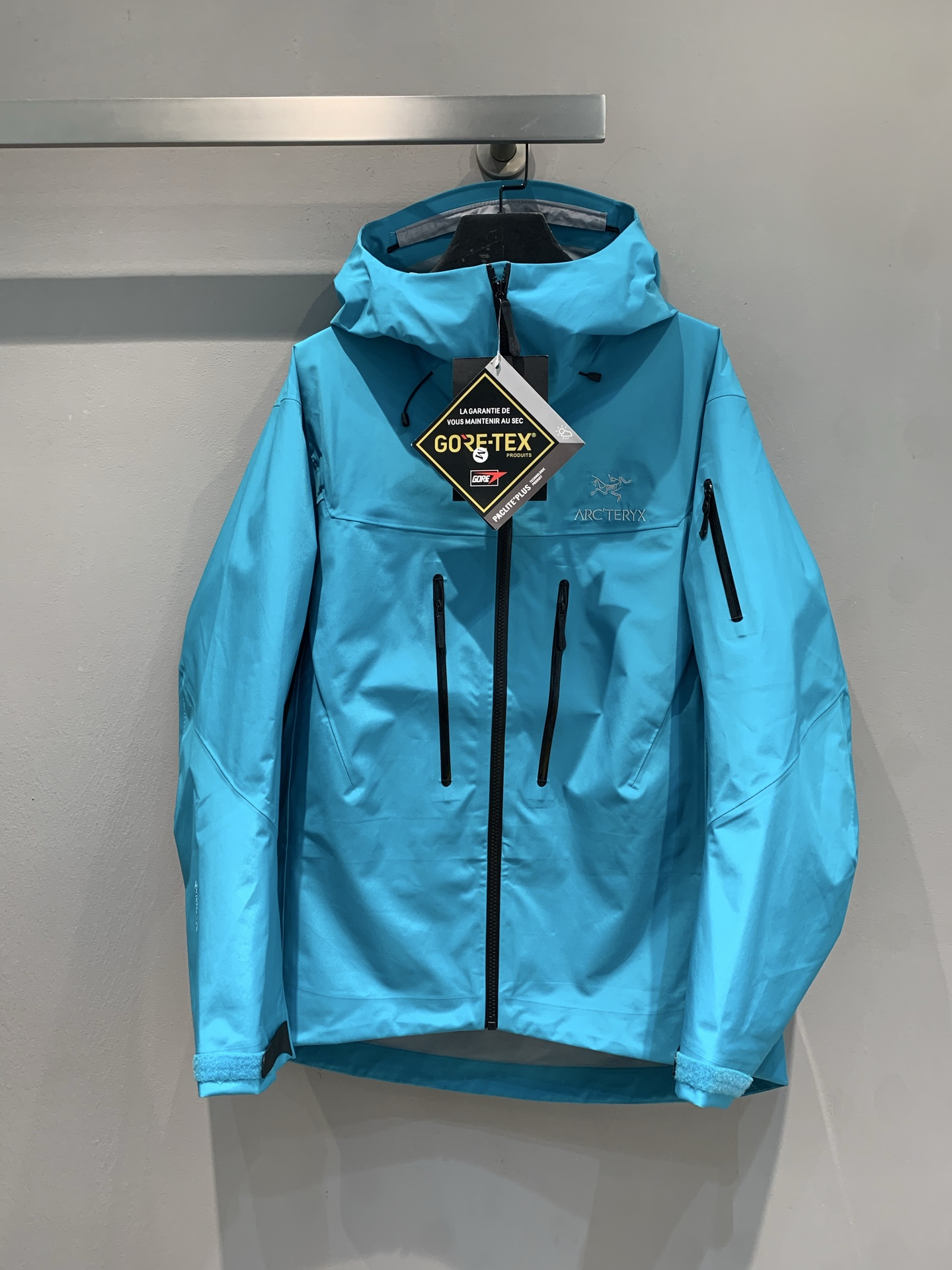 新款🔥出货啦📢 代工厂出品 Arcteryx始祖鸟 ALPHA SV 纯色舒适连帽Logo印花硬壳冲锋衣
