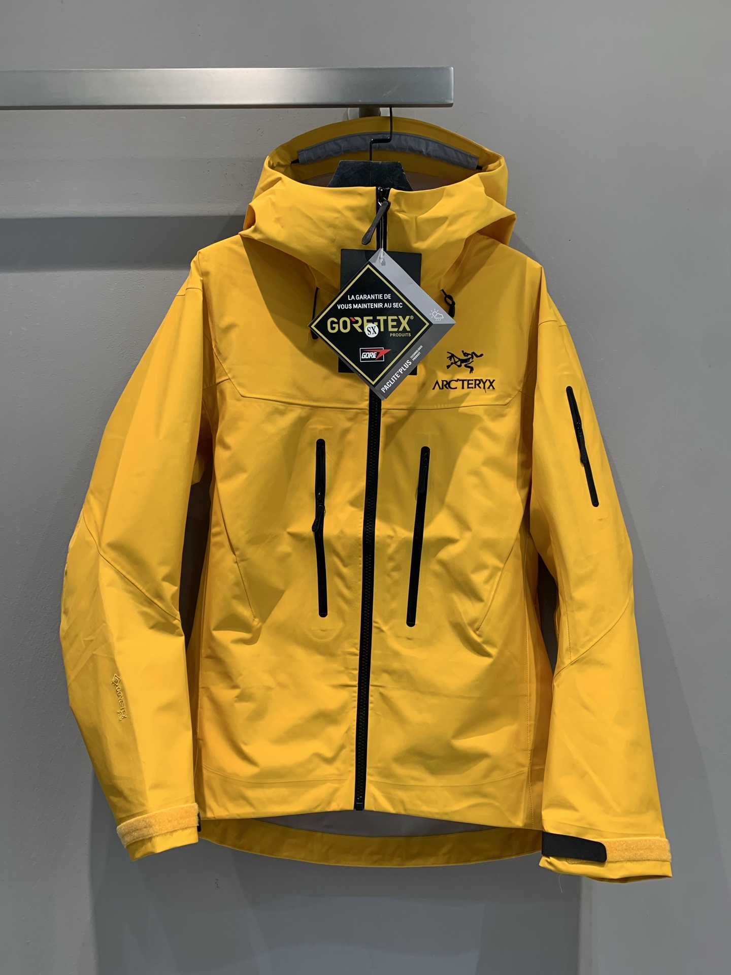 NO:474340,New style shipped by the OEM factory Arcteryx Archaeological Bird ALPHA SV Solid color comfortable hooded logo printed hard shell jacket. Alpha sv is a hard shell ceiling, and its functionality is not detailed. It can meet all the needs of the extreme explorers. The new color scheme of the seventh generation is still worth sharing with everyone. Ezi orange should be the brightest and most conspicuous color scheme in the new color scheme. When encountering danger, it is convenient for people to search and rescue. Their own outfit attributes are also full, and the color is full of youth and vitality. Don’t hesitate if you like it. The same style for men and women, and the products are complete. S M L XL XXL,,loro pianaarc'teryx,hats,alexander wang19860909新款出货啦代工厂出品 Arcteryx始祖鸟 ALPHA SV 纯色舒适连帽Logo印花硬壳冲锋衣.alpha sv作为硬壳天花板,功能性就不比赘述了,能满足极限探险者的所有需要,而第七代的新配色还是很值得和大家分享的,埃齐橙应该是新配色中最鲜艳和显眼的配色了,遇到危险也便于其人搜救寻找,本身穿搭属性也拉满,颜色充满年轻和朝气,喜欢别犹豫了,男女同款 商品齐全.码数S M L XL XXL,,loro pianaarc'teryx,hats,alexander wang,Women's clothing