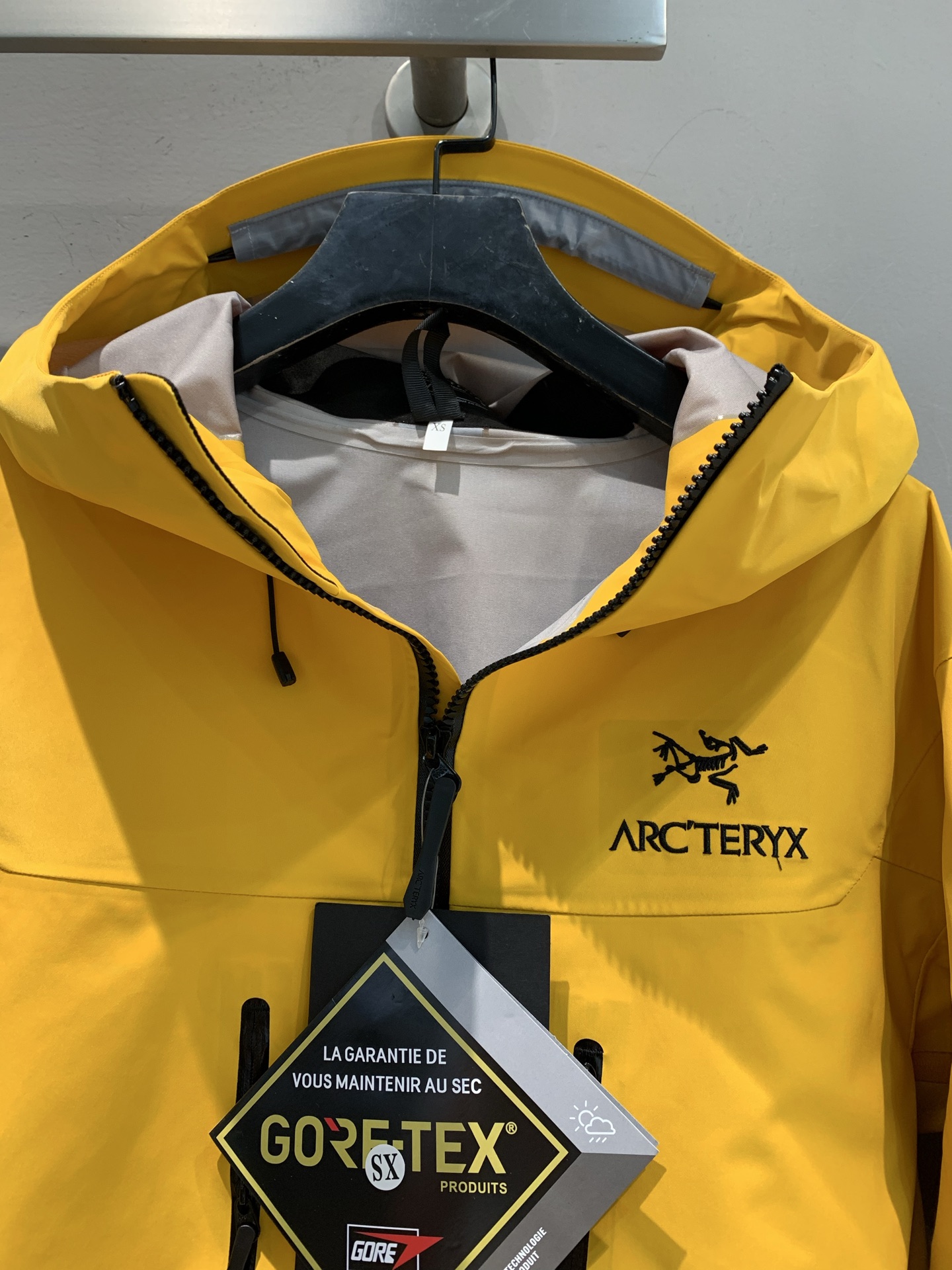 新款🔥出货啦📢 代工厂出品 Arcteryx始祖鸟 ALPHA SV 纯色舒适连帽Logo印花硬壳冲锋衣