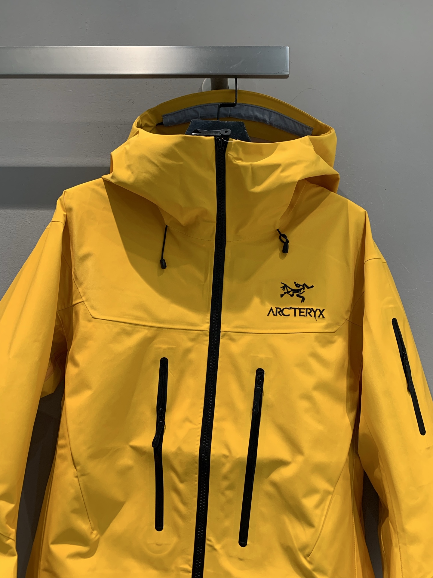 新款🔥出货啦📢 代工厂出品 Arcteryx始祖鸟 ALPHA SV 纯色舒适连帽Logo印花硬壳冲锋衣