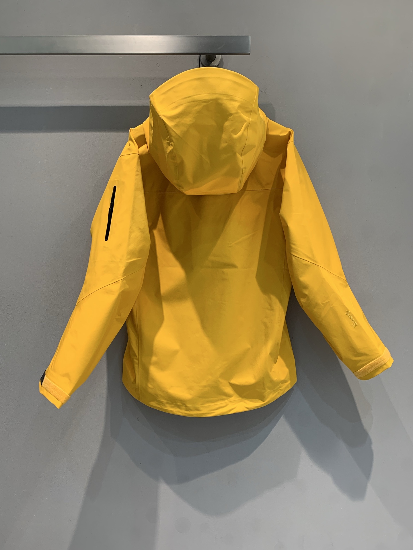 新款🔥出货啦📢 代工厂出品 Arcteryx始祖鸟 ALPHA SV 纯色舒适连帽Logo印花硬壳冲锋衣