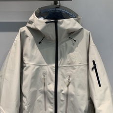 新款🔥出货啦📢 代工厂出品 Arcteryx始祖鸟 ALPHA SV 纯色舒适连帽Logo印花硬壳冲锋衣 新款🔥出货啦📢 代工厂出品 Arcteryx始祖鸟 ALPHA SV 纯色舒适连帽Logo印花硬壳冲锋衣