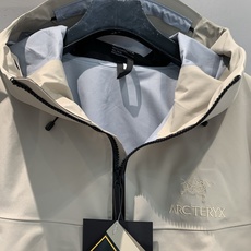 新款🔥出货啦📢 代工厂出品 Arcteryx始祖鸟 ALPHA SV 纯色舒适连帽Logo印花硬壳冲锋衣 新款🔥出货啦📢 代工厂出品 Arcteryx始祖鸟 ALPHA SV 纯色舒适连帽Logo印花硬壳冲锋衣
