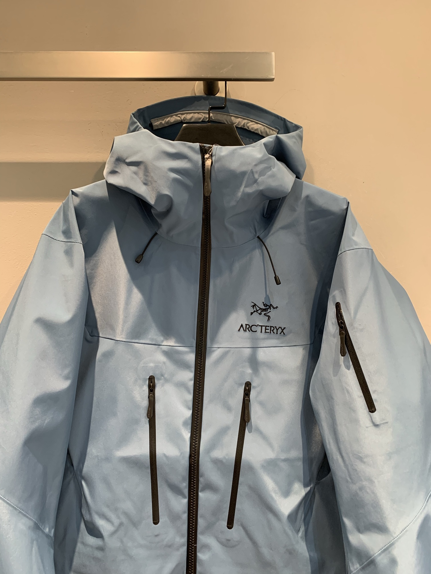 新款🔥出货啦📢 代工厂出品 Arcteryx始祖鸟 ALPHA SV 纯色舒适连帽Logo印花硬壳冲锋衣