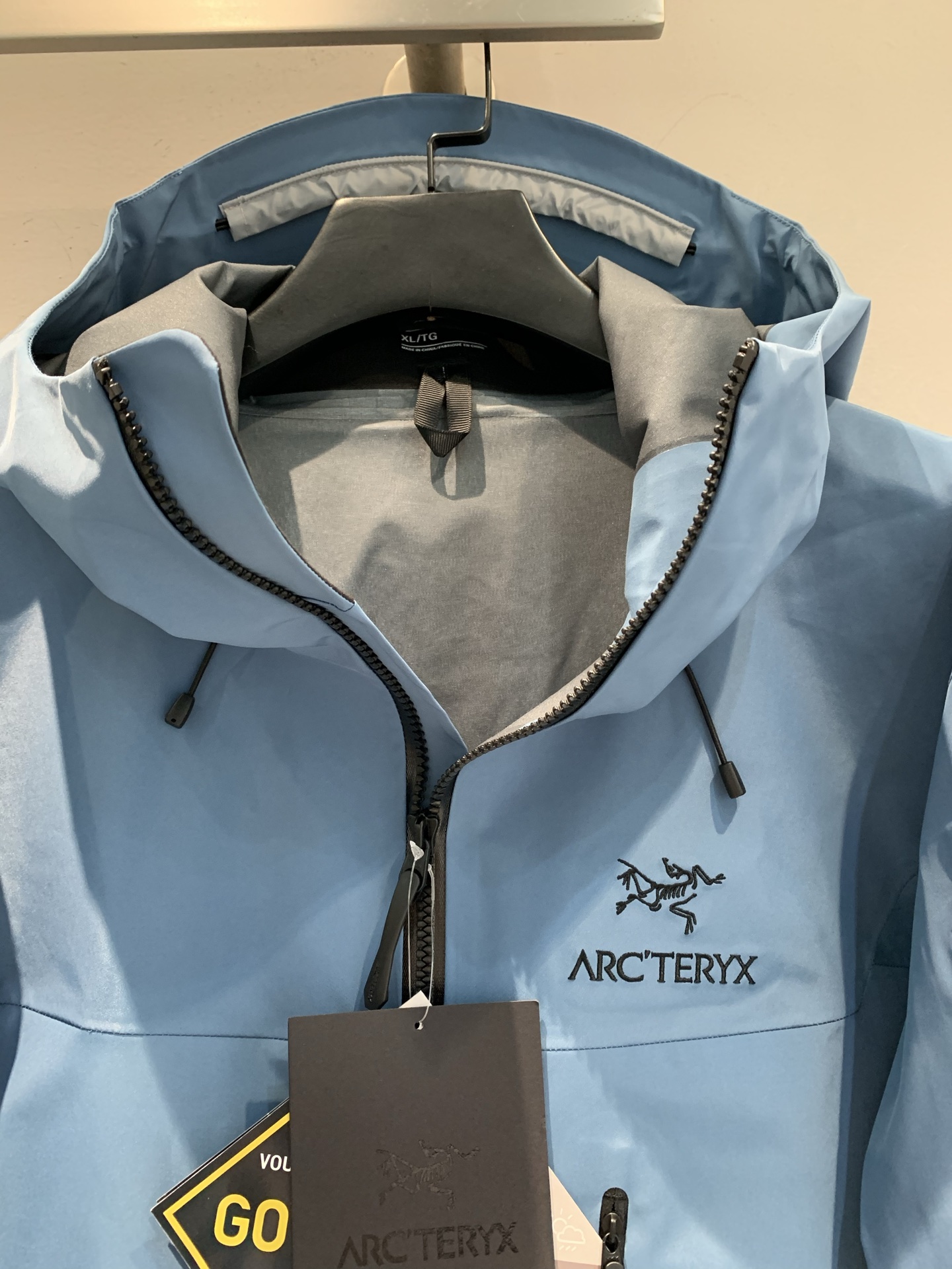 新款🔥出货啦📢 代工厂出品 Arcteryx始祖鸟 ALPHA SV 纯色舒适连帽Logo印花硬壳冲锋衣