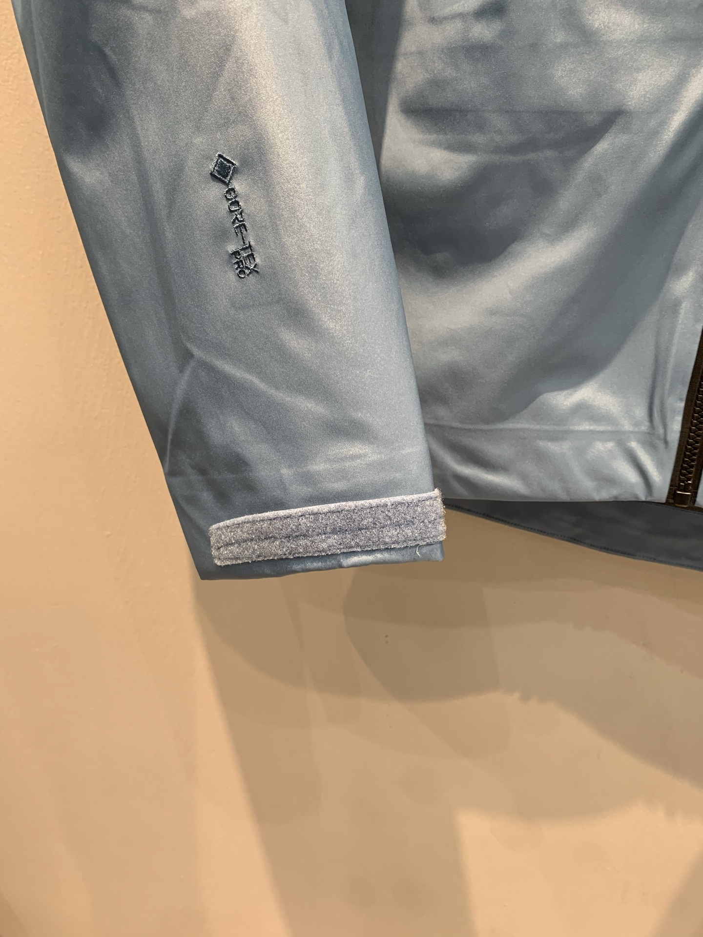 新款🔥出货啦📢 代工厂出品 Arcteryx始祖鸟 ALPHA SV 纯色舒适连帽Logo印花硬壳冲锋衣
