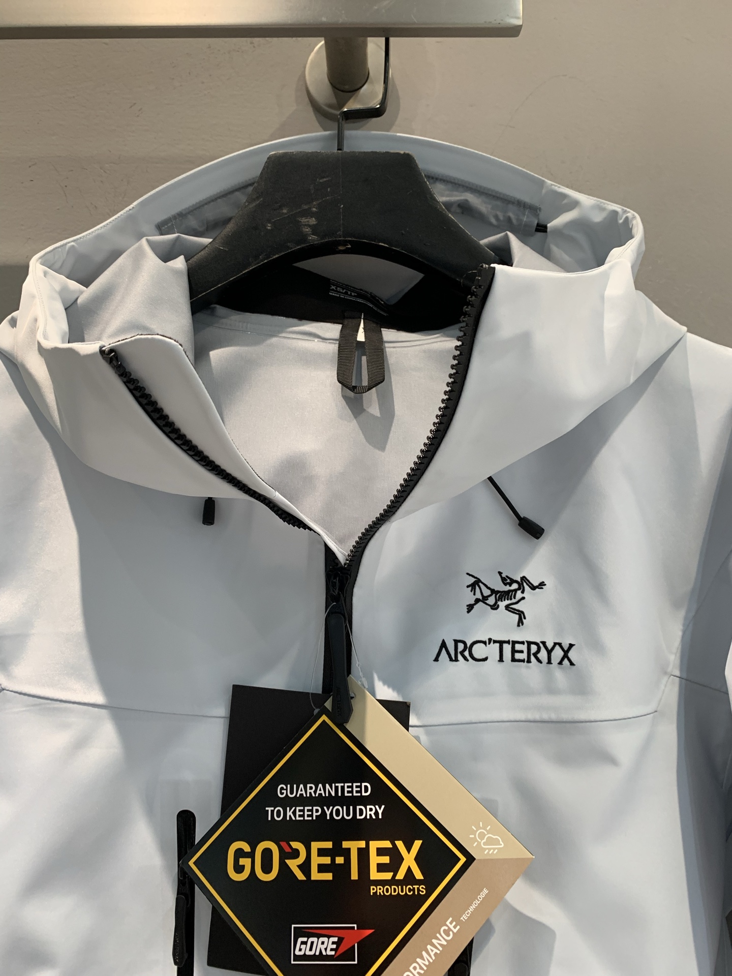 新款🔥出货啦📢 代工厂出品 Arcteryx始祖鸟 ALPHA SV 纯色舒适连帽Logo印花硬壳冲锋衣