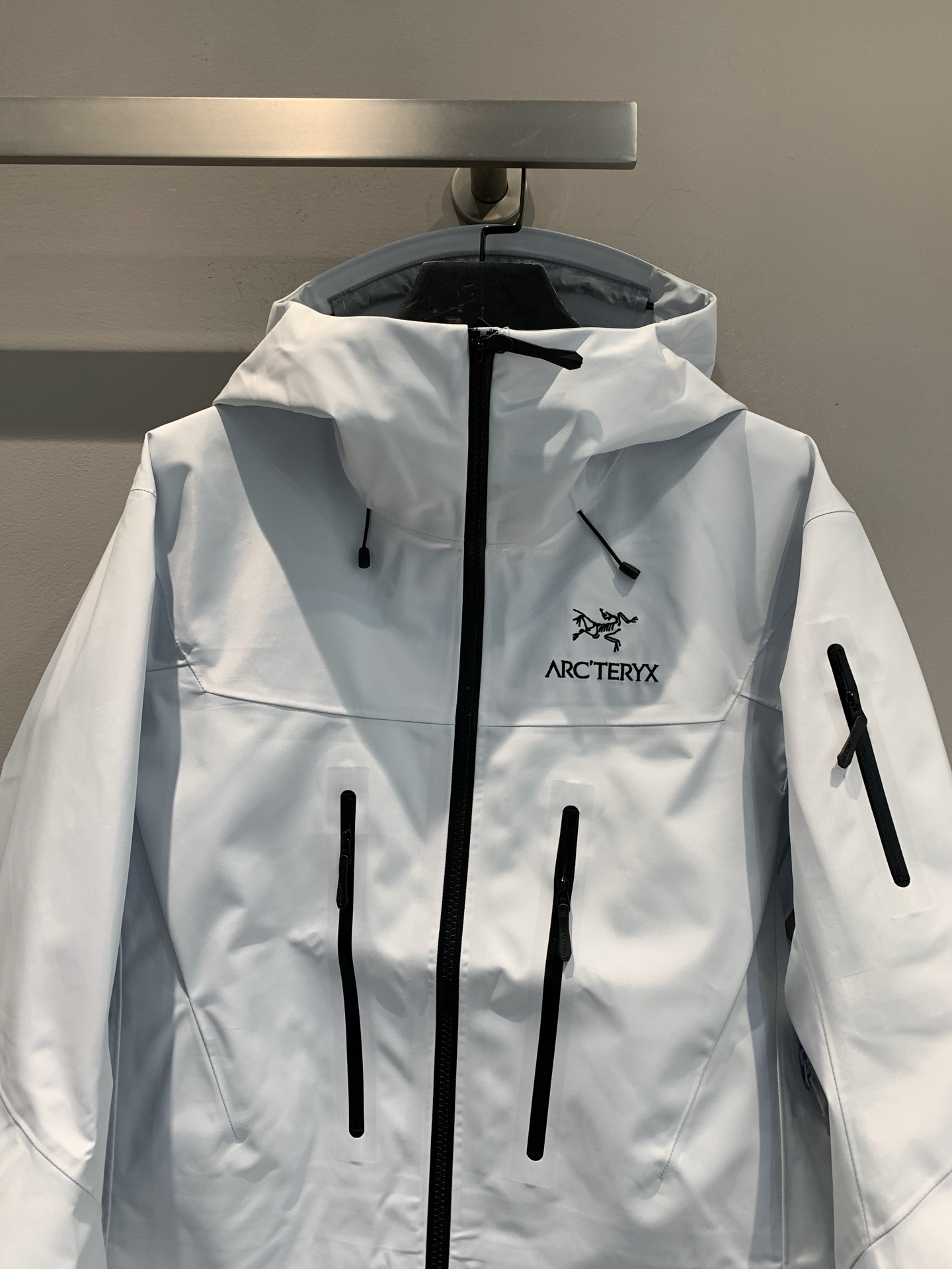新款🔥出货啦📢 代工厂出品 Arcteryx始祖鸟 ALPHA SV 纯色舒适连帽Logo印花硬壳冲锋衣