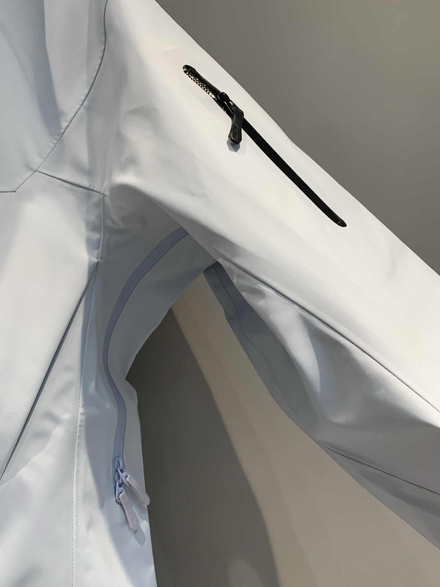 新款🔥出货啦📢 代工厂出品 Arcteryx始祖鸟 ALPHA SV 纯色舒适连帽Logo印花硬壳冲锋衣