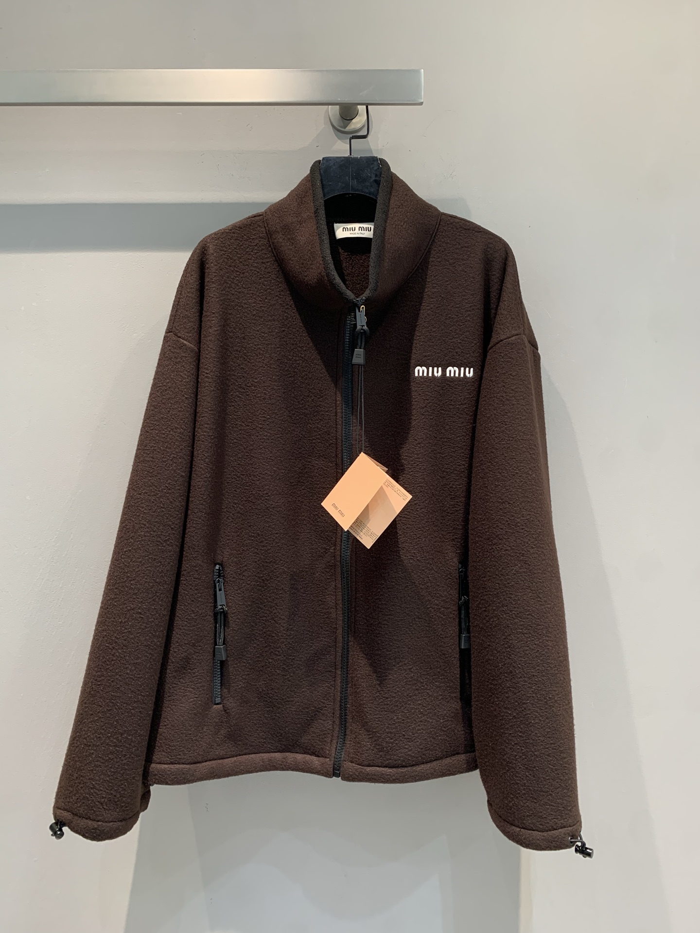 NO:475954,The new model is shipped. Original development. Miumi*2025 early autumn new letter logo zipper fleece hooded jacket. The autumn and winter atmosphere wear password has been unlocked. The fleece fabric comes with a soft filter. If you wrap it, you don’t want to take it off. The hooded design hides a little lazy. The classic letter marker lights up fashionable. The details of the zipper + drawstring can be switched at will. The inner shirt is refreshing, the layered coat is high-end, and you can slay the whole scene even if you wear it alone. SML, miumiu, jackets & coats, hats, alexander wang19860909新款出货啦 原版开发 Miumi*2025早秋新款字母logo拉链摇粒绒连帽外套.秋冬氛围感穿搭密码已解锁摇粒绒面料自带软乎乎滤镜,裹上就不想脱,连帽设计藏起小慵懒,经典字母标点亮时髦 拉链+抽绳细节,可盐可甜随意切换.内搭小衫清爽,叠穿大衣高级,单穿也能slay全场.码数SML,,miumiu,jackets & coats,hats,alexander wang,Women's clothing