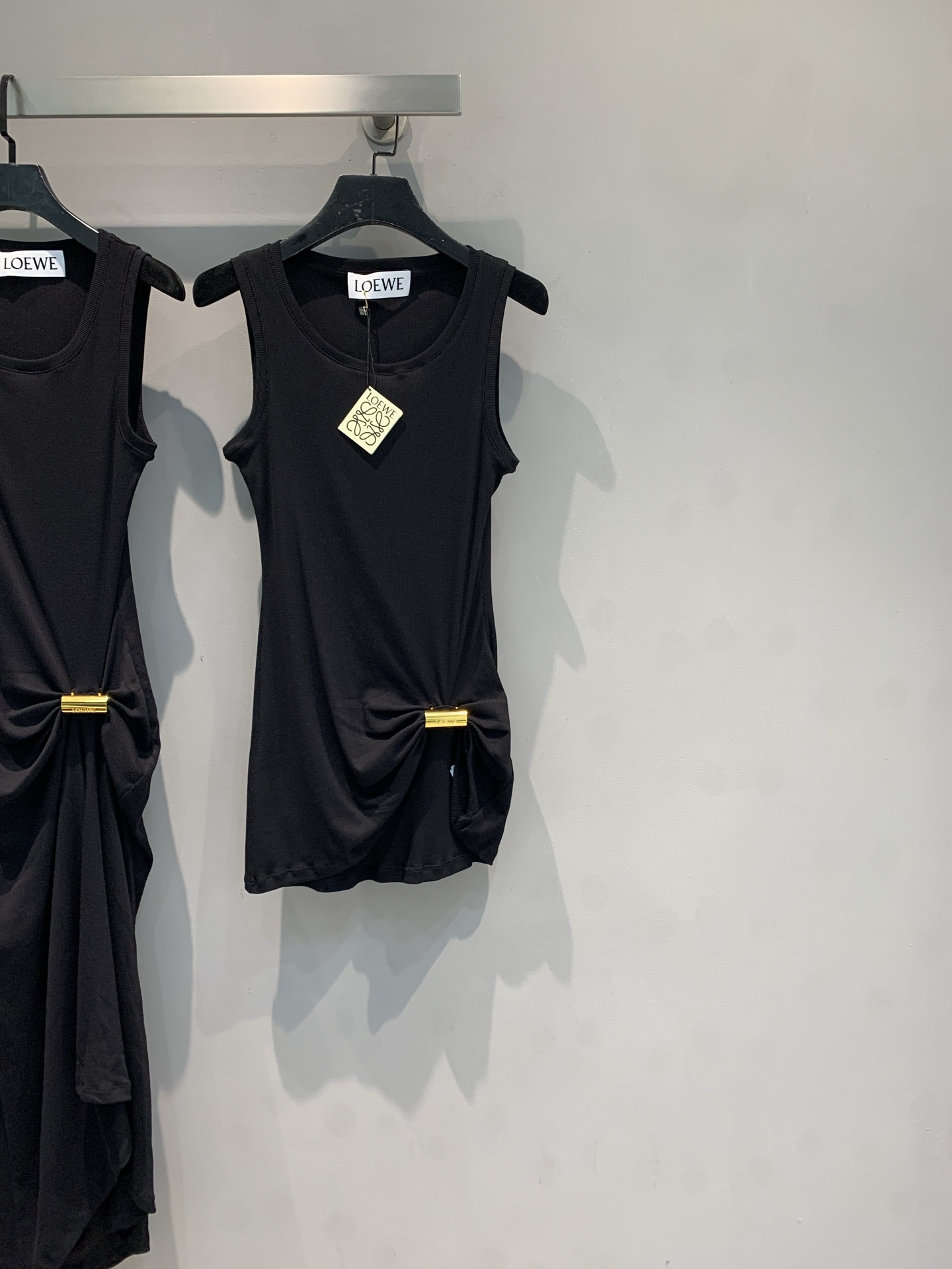 NO:475840,New models are shipped. Original development. Loew* 2025 early autumn new fashionable retro gold button irregular knit top. The base is black and the flesh is hidden and it looks slimming. The waist folds + gold metal buttons break the monotony in one second, and the curve is superb. The sleeveless design is full of adaptability. It is cool and relaxing to wear alone. It can be layered in suits/denim jackets and mix and match fashionable layers. Dating, commuting, exhibitions... All occasions can be 'decent with one click' the vitality of the classic style, which means that it can always be worn out with new ideas. SML, loewe, jackets & coats, business suit, alexander wang19860909新款出货啦 原版开发 Loew*2025早秋新款时髦复古金扣不规则针织上衣.基础黑调打底,藏肉又显瘦 腰部褶皱+金色金属扣,一秒打破单调,勾勒曲线超绝,无袖设计适配度拉满,单穿是清冷松弛感,叠穿西装/牛仔外套,又能混搭出时髦层次.约会、通勤、看展… 各种场合都能“一键体面”经典款的生命力,就是永远能穿出新意.码数SML,,loewe,jackets & coats,business suit,alexander wang,Women's clothing