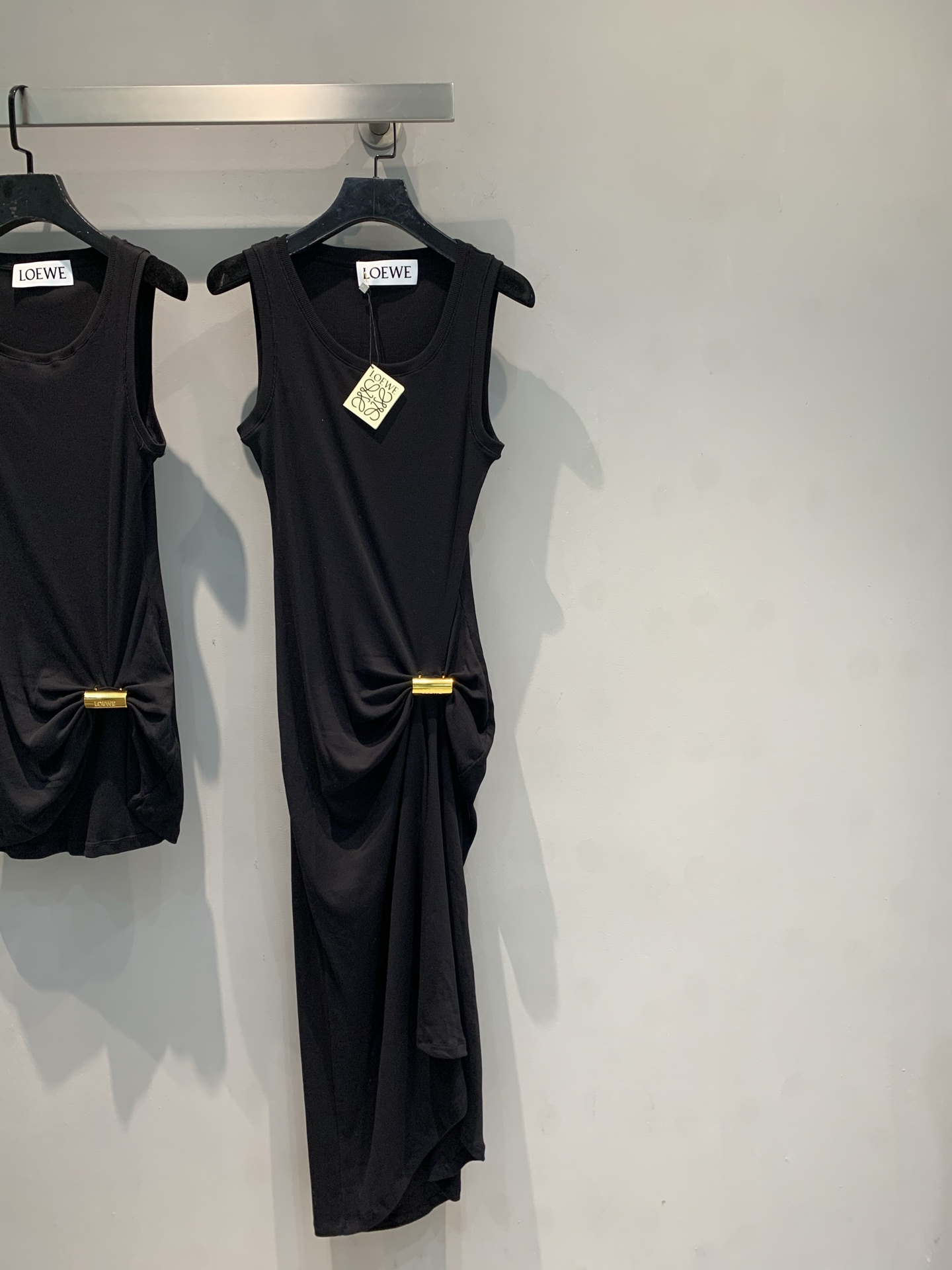 NO:475830,New model shipped LaM original development Loew* 2025 early autumn new fashionable retro gold button irregular knitted dress. Neat sleeveless tailoring, suitable for four seasons dressing scenes, asymmetric pleats + metal button finishing touches, outline swaying postures during walking, dinners and dates come with highlights, classic black tone × brand genes, is a fashionable choice that never goes wrong. SML, loewe, skirts, alexander wang19860909新款出货啦M原版开发 Loew*2025早秋新款时髦复古金扣不规则针织连衣裙.利落无袖剪裁,适配四季穿搭场景,不对称褶皱+金属扣点睛,行走间勾勒摇曳身姿,晚宴、约会自带高光,经典黑调×品牌基因,是永不出错的时髦选择.码数SML,,loewe,skirts,alexander wang,Women's clothing