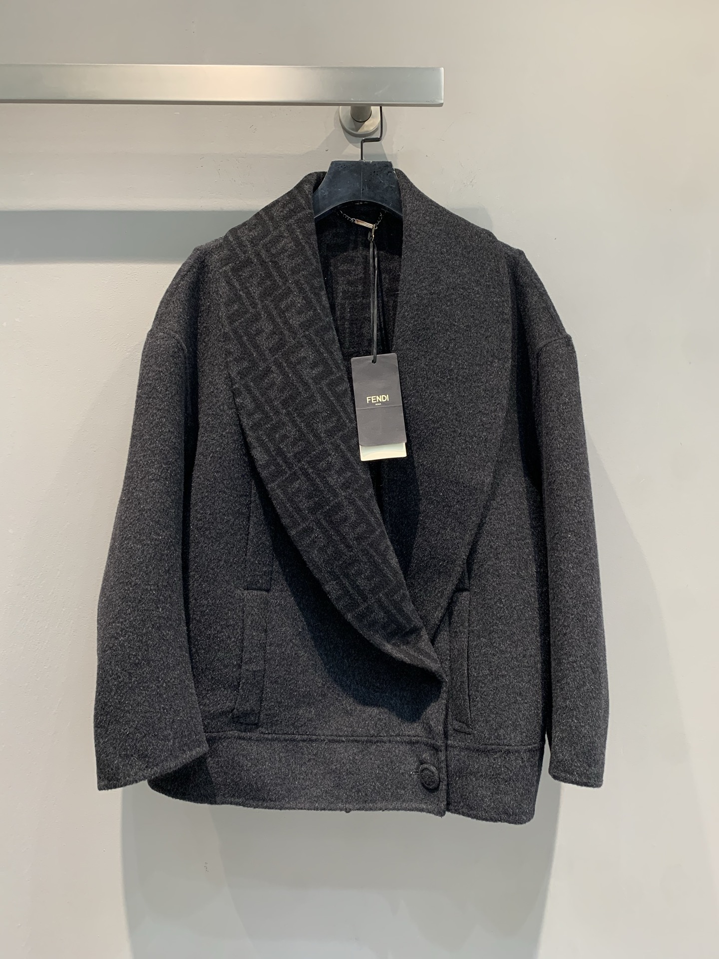 NO:493431,New model with dust bags shipped MFD2025 autumn and winter new FF presbyopia large lapel short jacket, original custom wool three-dimensional double F presbyopia double-sided tweed fabric, soft and stylish upper body feel!  The short style is neat and makes your legs look long. The large lapel design is super stylish, and it also contains classic brand elements. The details are very detailed and feels great. The number of codes is 36 38 40,,jackets & coats,alexander wang19860909配防尘袋新款出货啦MFD2025秋冬新款FF老花大翻领短款外套,原版定织澳洲超细羊毛立体双F老花双面呢面料,上身手感软糯有型！短款版型利落又显腿长.大翻领设计超有范儿,还暗藏品牌经典元素,细节满分手感绝.码数36 38 40,,jackets & coats,alexander wang,Women's clothing