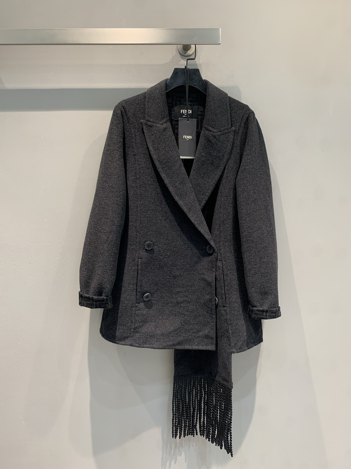 NO:493424,New style with dust bags shipped M FD2025 autumn and winter new FF presbyop suit necktick short jacket, original custom wool Australian ultra-fine wool three-dimensional double F presbyop double-sided tweed fabric, soft and slim and stylish upper body feel, classic suit style neat and capable, double-breasted design retro and aura. The most amazing thing is the tassel trim at the hem, which instantly breaks the dullness and injects agility and ingenuity~ Whether it is a workplace commuter or a date or shopping, wear it and easily grasp elegance and coolness. Number 36 38 40,,jackets & coats,business suit,alexander wang19860909配防尘袋新款出货啦M FD2025秋冬新款FF老花西装领流苏短款外套,原版定织澳洲超细羊毛立体双F老花双面呢面料,上身手感软糯有型,经典西装版型利落干练,双排扣设计复古又有气场.最绝的是下摆流苏饰边,瞬间打破沉闷,注入灵动巧思～不管是职场通勤,还是约会逛街,穿上它,轻松拿捏优雅与酷飒.码数36 38 40,,jackets & coats,business suit,alexander wang,Women's clothing