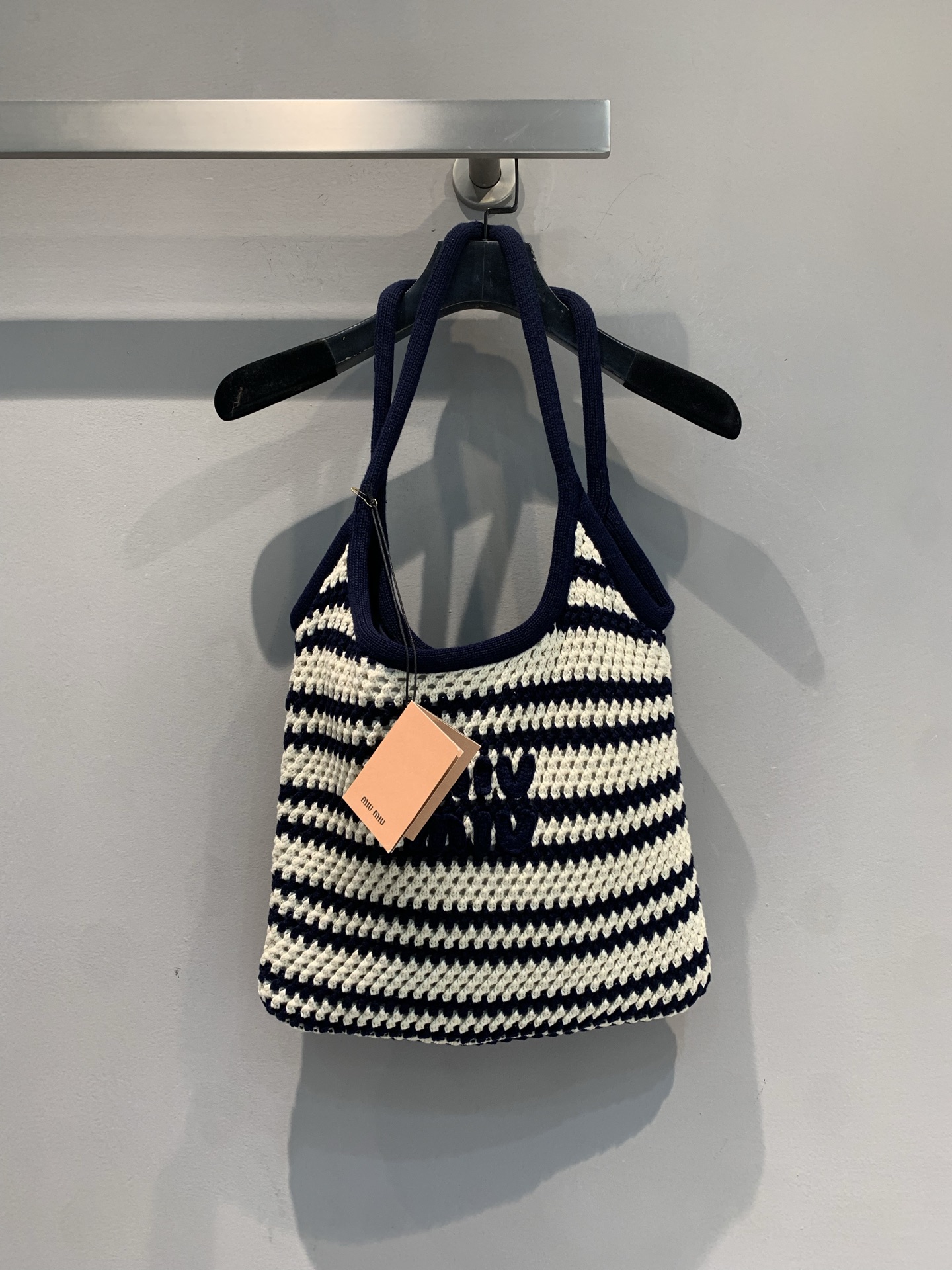 NO:475825,The new model is shipped. Original development Miumi*2025 early autumn new two-sided knitted striped contrasting color handbag. Classic black and white striped color matching, simple and high-end, full of retro and fashionable feeling, you won’t make any mistakes when matching. Soft knitted material, super delicate feel, wide belt design, one shoulder is casual and comfortable to carry, showing unique taste. And it is also available on both sides, easily switch styles to meet different outfit needs~ Whether it is daily going out, date or commuting, this bag can instantly improve the overall look, which is a perfect plus for fashion. Number of numbers, miumiu, alexander wang19860909新款出货啦 原版开发 Miumi*2025早秋新款两面针织条纹撞色手提包.经典的黑白条纹配色,简约又高级,满满的复古时尚感,怎么搭都不会出错.柔软的针织材质,手感超细腻,宽大的手提带设计,单肩拎着随性又自在,彰显独特品味.而且它还是两面可用的哦,轻松切换风格,满足不同穿搭需求~无论是日常出街、约会还是通勤,这款包包都能瞬间提升整体造型的精致度,妥妥的时尚加分项.码数均码,,miumiu,alexander wang,Women's clothing