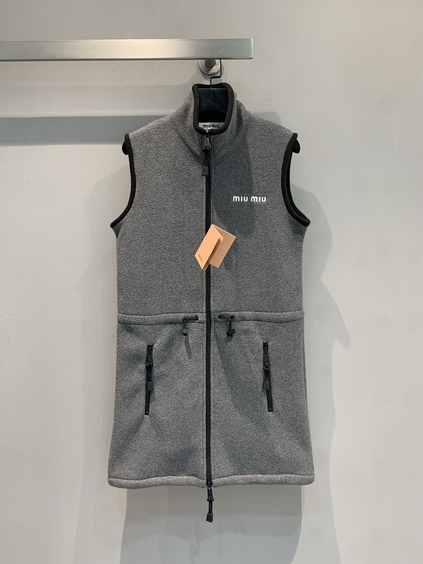 NO:475813,The new model shipped original development Miumi*2025 early autumn new contrasting collar gray fleece vest skirt. The stand-up collar design is neat and warm, the fleece fabric is soft and skin-friendly, waist drawstring + zipper pocket, practical and hidden flesh, outlined casual outline. Classic logo embellishment, low-key showing the brand's style, single-wearing aura, and layering the inner layer is also super stylish. The 'universal formula' for autumn and winter outfits can easily adapt to various styles. One piece unlocks high-end fashion, whoever wears looks good, series code count SML, miumiu, skirts, alexander wang19860909新款出货啦原版开发 Miumi*2025早秋新款撞色边立领灰色摇粒绒马甲裙.立领设计利落又保暖,摇粒绒面料软糯亲肤,收腰抽绳+拉链口袋,实用又藏肉,勾勒随性轮廓.经典Logo 点缀,低调彰显品牌格调单穿气场拉满,内搭叠穿也超有范儿,秋冬穿搭的“万能公式”,轻松适配各种风格.一件解锁高阶时髦,谁穿谁好看系列码数SML,,miumiu,skirts,alexander wang,Women's clothing