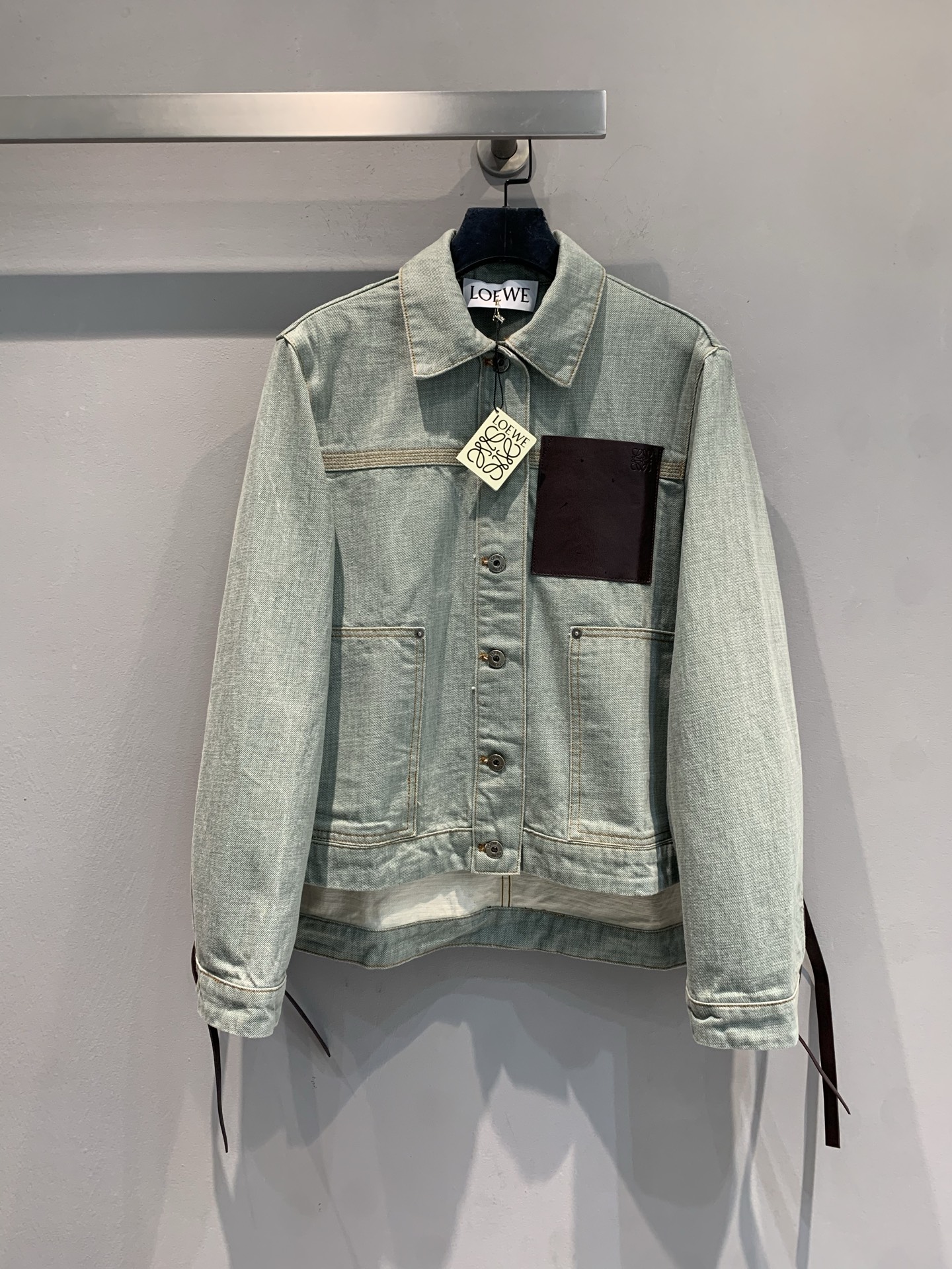 NO:475931,The new model shipped, original development. Loew*2025 early autumn new fashionable retro leather brand lace-up denim jacket. The denim jacket that was chased and asked, the fashionable essence must be included in the light denim tones and versatile. The retro lapel is neat and stylish. The unique leather patch pocket contrast design breaks the monotony and the fashion sense is full. The small details of the cuff streamers are casual and unique, and they are all fashionable when walking~ Whether it is shorts to go cityboy style or long skirts to play mixed and match, you can easily grasp the trend. SML, loewe, skirts, shorts, jackets & coats, alexander wang19860909新款出货啦原版开发 Loew*2025早秋新款时髦复古皮牌系带牛仔外套.被追着问的牛仔外套,时髦精必入浅牛仔色调清爽又百搭,复古翻领利落有型,独特皮质贴袋撞色设计,打破单调,时尚感拉满.袖口飘带小细节,随性又别致,走路都带风~无论是搭短裤走cityboy风,还是配长裙玩混搭,都能轻松拿捏潮流.码数SML,,loewe,skirts,shorts,jackets & coats,alexander wang,Women's clothing