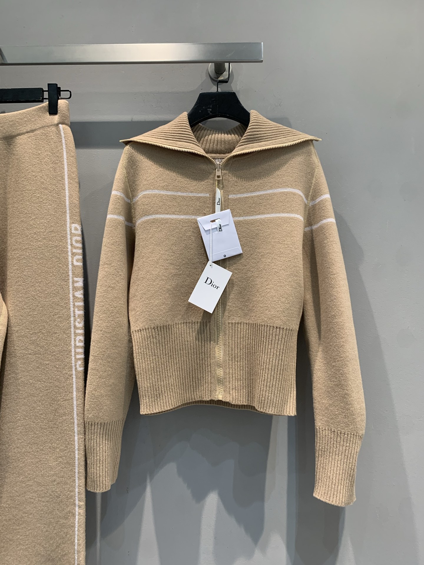 NO:479302,New models are shipped!  Original development CD2025 autumn and winter hot double-sided turtleneck cashmere cardigan, one with a classic Oblique print and the other with presbyopia, you can wear it on both sides!  Decorated with the same color 'CHRISTIAN DIOR' logo bar pattern, carefully crafted with cashmere-blend technology fabric, the upper body is soft, glutinous, warm and comfortable, and the upper body is decorated with lines, making it look slimming without diving!  Count 36 38 40,,dior,alexander wang19860909新款出货啦！原版开发 CD2025秋冬爆款双面高领羊绒开衫,一面经典的Oblique印花,一面老花,可两面穿！饰以同色调“CHRISTIAN DIOR”标志条形图案,采用羊绒混纺科技面料精心制作,上身软糯保暖舒适 修饰线条,上身无迪显瘦！ 码数 36 38 40,,dior,alexander wang,Women's clothing