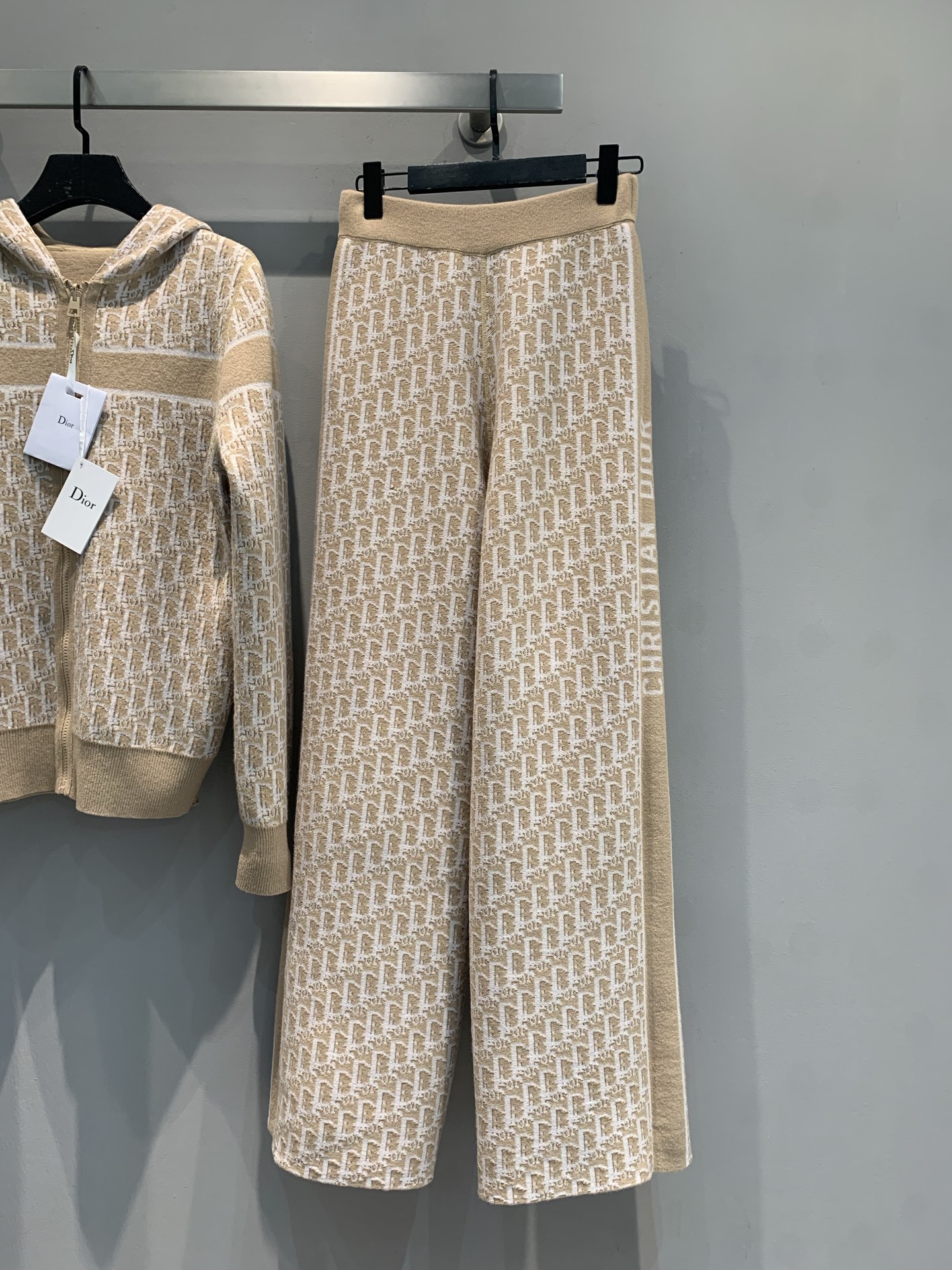 NO:479312,New models are shipped!  Original development CD2025 autumn and winter hot double-sided cashmere high-waisted wide-leg pants, one with a classic Oblique print and the other with presbyopia, you can wear it on both sides!  Decorated with the same color 'CHRISTIAN DIOR' logo bar pattern, carefully crafted with cashmere-blend technology fabric, the upper body is soft, glutinous, warm and comfortable, and the upper body is decorated with lines, making it look slimming without diving!  Count 36 38 40,,dior,alexander wang19860909新款出货啦！原版开发 CD2025秋冬爆款双面羊绒高腰阔腿裤,一面经典的Oblique印花,一面老花,可两面穿！饰以同色调“CHRISTIAN DIOR”标志条形图案,采用羊绒混纺科技面料精心制作,上身软糯保暖舒适 修饰线条,上身无迪显瘦！码数 36 38 40,,dior,alexander wang,Women's clothing