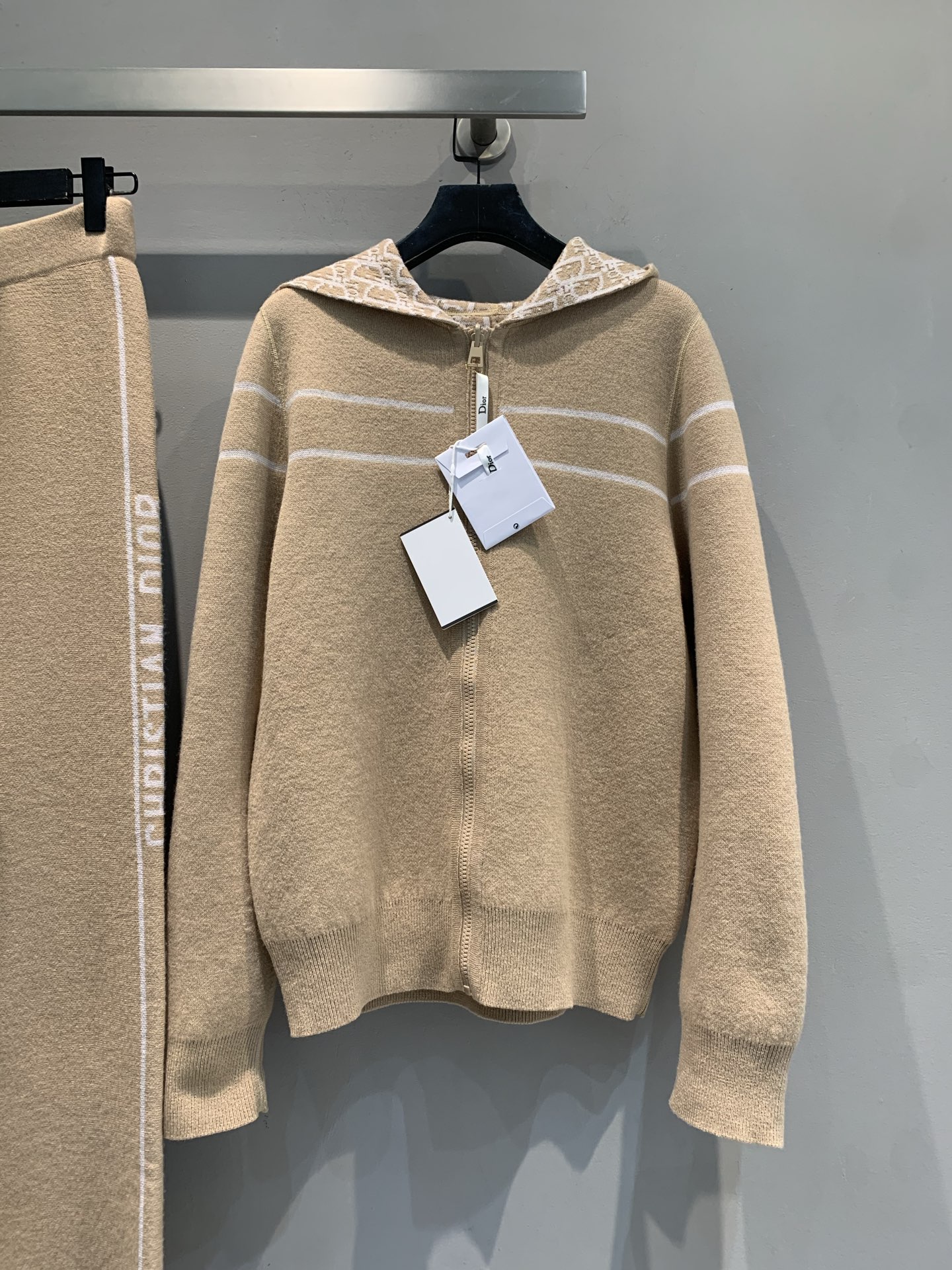 NO:479323,New models are shipped!  Original development CD2025 autumn and winter hot double-sided cashmere cardigan, one with a classic Oblique print and the other with presbyopia, you can wear it on both sides!  Decorated with the same color 'CHRISTIAN DIOR' logo bar pattern, carefully crafted with cashmere-blend technology fabric, the upper body is soft, glutinous, warm and comfortable, and the upper body is decorated with lines, making it look slimming without diving!  Count 36 38 40,,dior,alexander wang19860909新款出货啦！原版开发 CD2025秋冬爆款双面羊绒开衫,一面经典的Oblique印花,一面老花,可两面穿！饰以同色调“CHRISTIAN DIOR”标志条形图案,采用羊绒混纺科技面料精心制作,上身软糯保暖舒适 修饰线条,上身无迪显瘦！ 码数 36 38 40,,dior,alexander wang,Women's clothing