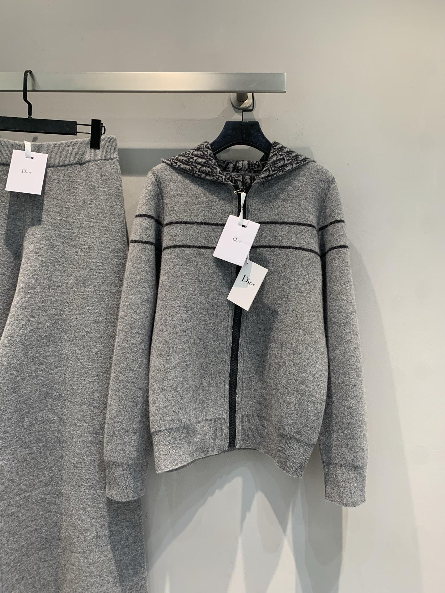 NO:479293,New models are shipped!  Original development CD2025 autumn and winter hot double-sided cashmere cardigan, one with a classic Oblique print and the other with presbyopia, you can wear it on both sides!  Decorated with the same color 'CHRISTIAN DIOR' logo bar pattern, carefully crafted with cashmere-blend technology fabric, the upper body is soft, glutinous, warm and comfortable, and the upper body is decorated with lines, making it look slimming without diving!  Count 36 38 40,,dior,alexander wang19860909新款出货啦！原版开发 CD2025秋冬爆款双面羊绒开衫,一面经典的Oblique印花,一面老花,可两面穿！饰以同色调“CHRISTIAN DIOR”标志条形图案,采用羊绒混纺科技面料精心制作,上身软糯保暖舒适 修饰线条,上身无迪显瘦！ 码数 36 38 40,,dior,alexander wang,Women's clothing