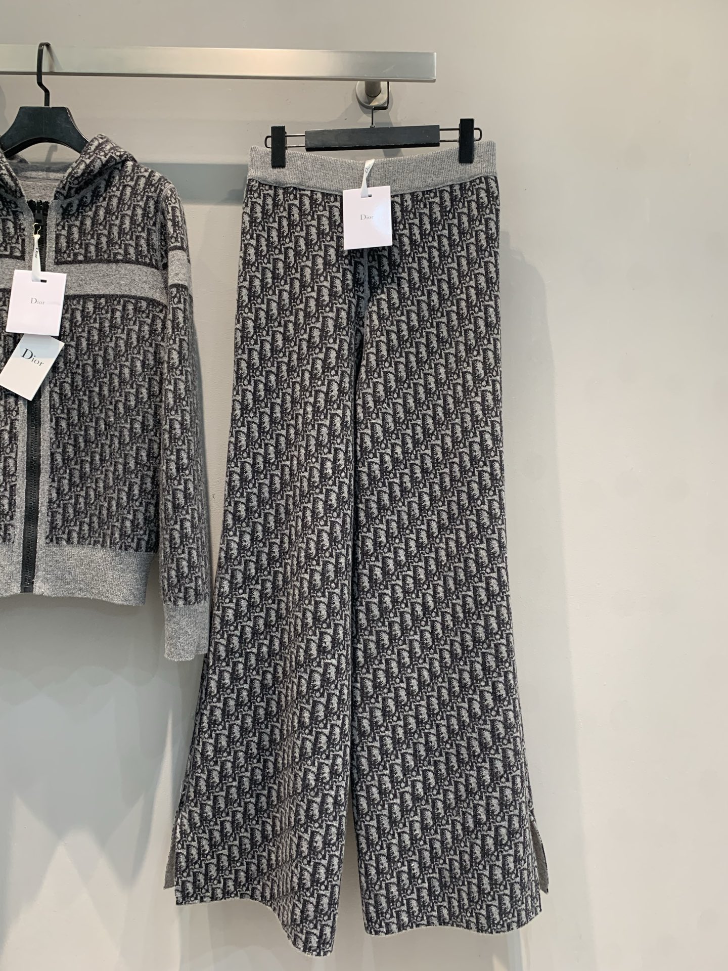 NO:479335,New models are shipped!  Original development CD2025 autumn and winter hot double-sided cashmere high-waisted wide-leg pants, one with a classic Oblique print and the other with presbyopia, you can wear it on both sides!  It is carefully crafted with cashmere-blended technology fabric, the upper body is soft, glutinous, warm and comfortable, and the lines are modified, making the upper body look slimming without diving!  Number of codes 36 38 40,,alexander wang19860909新款出货啦！原版开发 CD2025秋冬爆款双面羊绒高腰阔腿裤,一面经典的Oblique印花,一面老花,可两面穿！采用羊绒混纺科技面料精心制作,上身软糯保暖舒适 修饰线条,上身无迪显瘦！码数 36 38 40,,alexander wang,Women's clothing