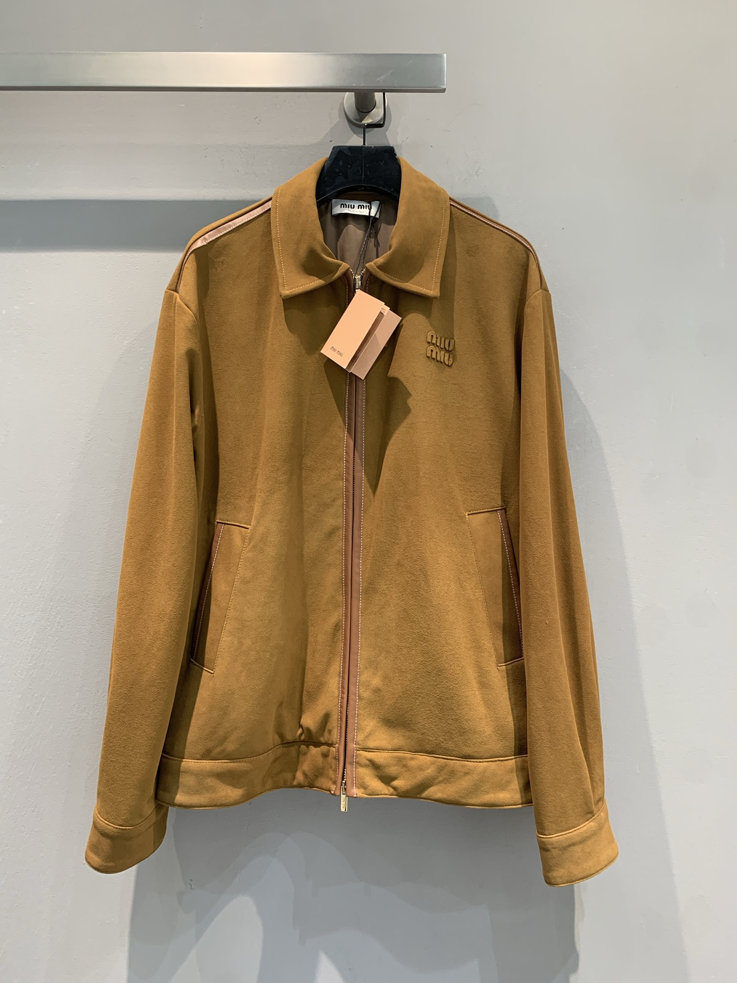 NO:479289,The new style with dust bags shipped, original development Miumi* 2025 autumn and winter new retro fashionable embroidery logo sheepskin velvet zipper jacket. The sheepskin velvet fabric is soft and glutinous, skin-friendly and comfortable. Classic lapel + neat zipper, warm brown tone is suitable for all seasons, one-click switching styles for daily commuting and weekend outing, sweet and cool skirts, casual pants, and fashionable feeling that can't be hidden no matter how you wear it. The brand logo hides a trick, simple and not simple, and comes with a 'taste filter' when you go out, and the return rate is directly over the top. SML, miumiu, skirts, jackets & coats, sheepskin, alexander wang19860909配防尘袋新款出货啦原版开发 Miumi*2025秋冬新款复古时髦刺绣logo羊皮绒拉链外套.羊皮绒面料软糯又有筋骨,亲肤舒适.经典翻领+利落拉链,暖棕色调适配四季,日常通勤、周末出街一键切换风格,配裙装甜酷、搭裤装随性,怎么穿都藏不住的时髦感.品牌标识暗藏小心机,简约不简单,穿出门自带“品味滤镜”,回头率直接爆表.码数SML,,miumiu,skirts,jackets & coats,sheepskin,alexander wang,Women's clothing