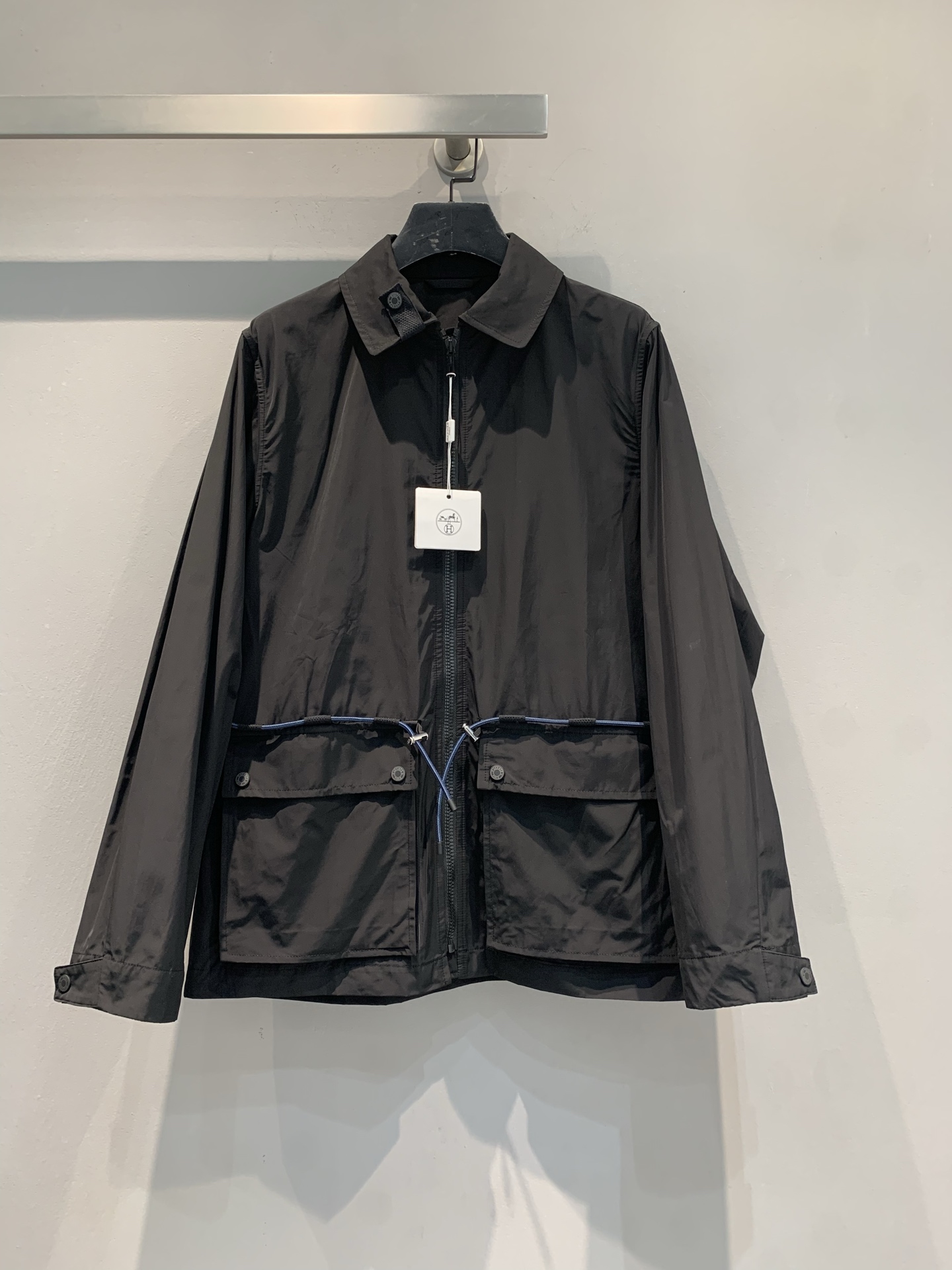 NO:483906,New style shipment Y version development Hjia 2025 early autumn new drawstring waist-retracted large pocket zipper windbreaker. It uses imported wool blend fabric, with delicate texture, light and breathable, and the zipper design is super easy to put on and off~ The large pocket can be fit and fashionable, and the waist drawstring is tied to easily outline the waistline and create a neat look. Whether it is daily going out on the street or light outdoors, it can add coolness and texture to you, and easily grasp the autumn trend~ SML, alexander wang19860909新款出货 Y版开发 H家2025早秋新款抽绳收腰大口袋拉链风衣.采用进口绵羊毛混纺面料,质感细腻,轻盈透气,拉链设计穿脱超方便～大口袋能装又时髦,腰间抽绳一系,轻松勾勒腰线,打造利落造型.不管是日常出街,还是轻度户外,都能为你增添酷感与质感,轻松拿捏秋日潮流～码数SML,,alexander wang,Women's clothing