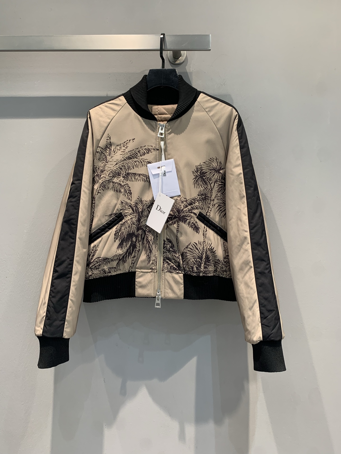 NO:483911,New model is shipped. Y version is developed. CD2025 autumn and winter new contrasting edge knitted spliced ​​coconut print bomber jacket. Classic baseball collar design, retro and fashionable. Coconut print is vivid and flexible, easy to open and close, neat and not bloated, diamond quilted plaid cotton lining inside presents a casual style, clean and neat and classic and durable. Loose style upper body is casual and casual, versatile and not picky. Number of 36 38 40,,jackets & coats,alexander wang19860909新款出货啦 Y版开发 CD2025秋冬新款撞色边针织拼接椰树印花飞行员夹克棉服.经典棒球领设计,复古又时髦.椰树印花鲜活灵动,拉链开合方便,版型利落不臃肿,里面菱形绗缝格纹夹棉内衬 呈现休闲版型 干净利落经典又耐看 宽松版型上身休闲随性 百搭不挑人.码数36 38 40,,jackets & coats,alexander wang,Women's clothing