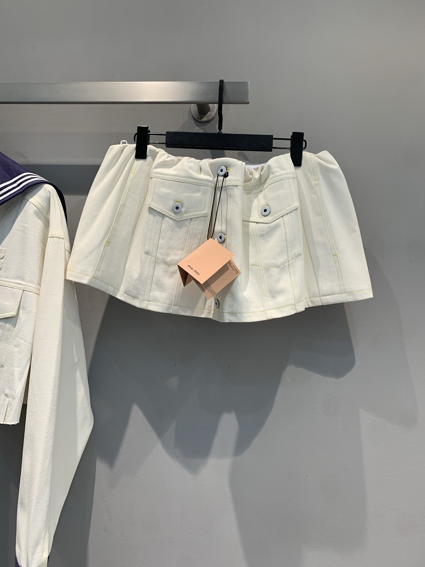 NO:483886,The new model shipped original development Miumi*2025 early autumn new navigation series flower bud waist-head large pocket denim skirt. It uses imported denim cotton fabric, high-quality texture and crisp style. Milky white denim, with gentle filter double pockets + button design, retro and playful, elastic waist is super friendly, easy to outline the proportions, match the same color top, one set to make a full return rate when going out. SML, miumiu, skirts, alexander wang19860909新款出货啦原版开发 Miumi*2025早秋新款航海系列花苞腰头大口袋牛仔短半裙.采用进口牛仔棉面料,质感高级,版型挺括.奶白色牛仔,自带温柔滤镜双口袋+纽扣设计,复古又俏皮,松紧腰超友好,轻松勾勒好比例,搭同色系上衣,一套出街赚足回头率.码数SML,,miumiu,skirts,alexander wang,Women's clothing