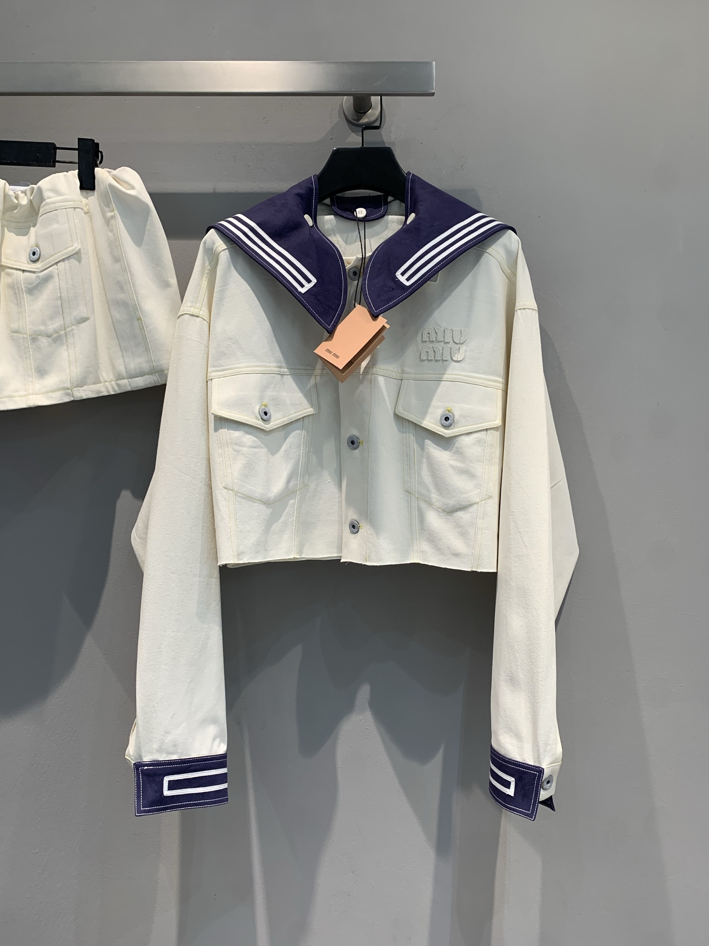 NO:483896,New model shipped, Y version developed Miumi 2025 early autumn new nautical series academy-style naval collar denim jacket. It uses imported denim cotton fabric, high-quality texture and crisp style. Milky white denim paired with a navy hairy collar, the contrasting color is too amazing, the classic large pocket + exquisite buttons, the retro feel is full, the short style makes the legs look long, and it is easy to create a high waistline. The contrasting color details of the removable collar + cuffs make the overall more layered. It is outstanding in single wear and layering. It makes the campus drama heroine feel like she is closed and you don’t step on the thunder~ SML, miumiu, jackets & coats, alexander wang19860909新款出货啦 Y版开发 Miumi2025早秋新款航海系列学院风海军领牛仔外套.采用进口牛仔棉面料,质感高级,版型挺括.奶白牛仔搭配藏青海军领,撞色太绝啦经典大口袋+精致纽扣,复古感拉满,短款版型超显腿长,轻松打造高腰线 可拆卸领+袖口的撞色细节,让整体更有层次感,单穿、叠搭都出彩,穿上就是校园剧女主既视感,闭眼入不踩雷～码数SML,,miumiu,jackets & coats,alexander wang,Women's clothing
