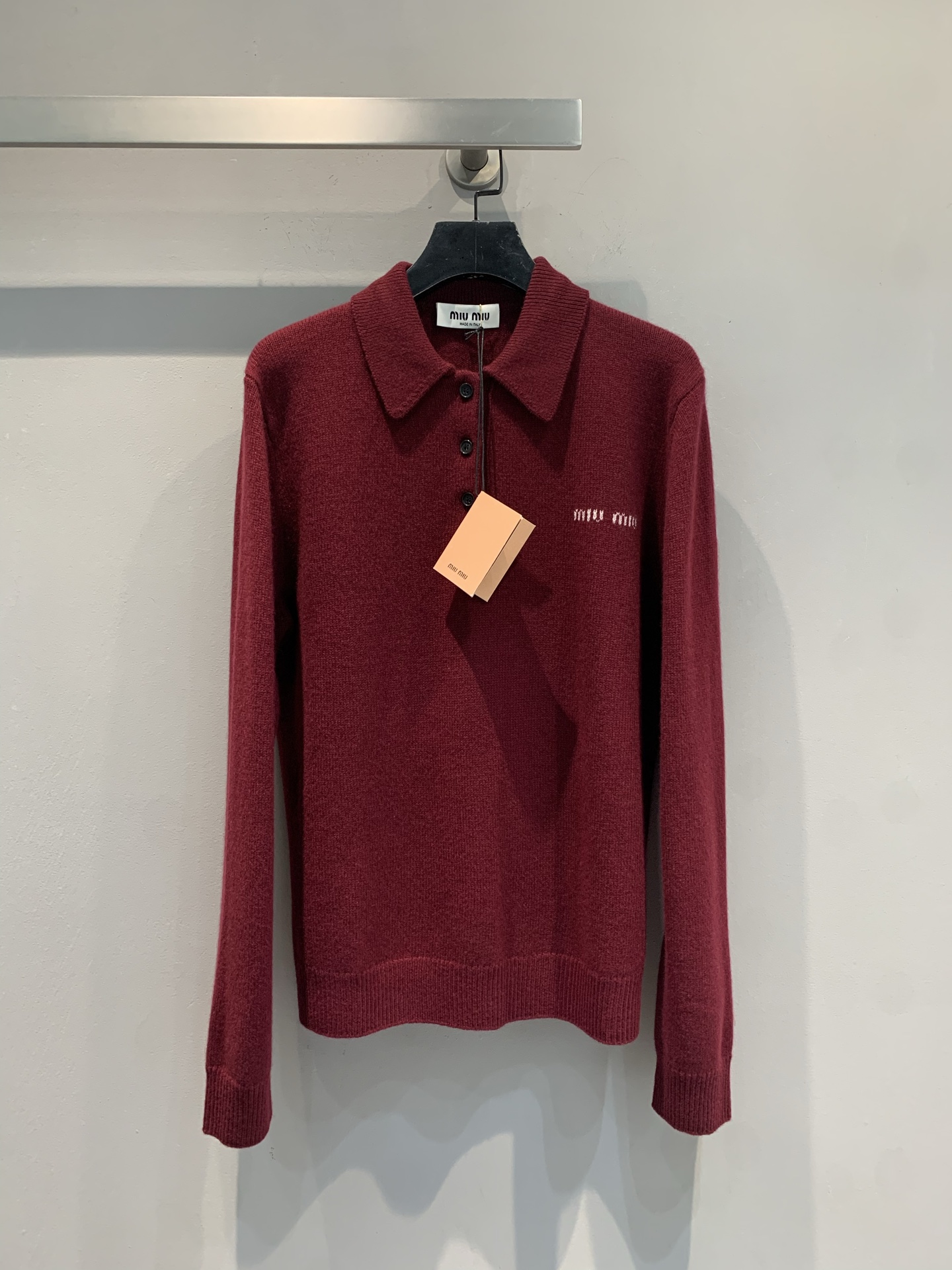 NO:483916,New model shipped MY version development Miumi*2025 autumn and winter new letter logo cashmere knitted sweater, selected high-quality cashmere fabrics, skin-friendly and comfortable, with excellent texture. Classic Polo collar design, simple and refined, with brand logo embellishment on the chest, highlighting the brand style. Whether it is daily going out or working commuting, it can create a warm and fashionable look for you. SML, miumiu, sweaters, alexander wang19860909新款出货啦MY版开发 Miumi*2025秋冬新款字母logo羊绒针织毛衣,精选优质羊绒面料,亲肤舒适,质感上乘.经典 Polo 领设计,简约又不失精致感,胸前品牌标识点缀,彰显品牌格调.无论是日常出街,还是职场通勤,它都能为你打造温暖又时尚的造型.码数SML,,miumiu,sweaters,alexander wang,Women's clothing